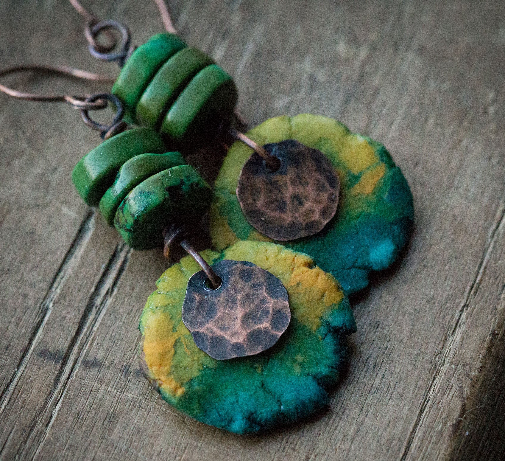 Zielono-turkusowo-żółte kolczyki z miedzi i gliny z zielonym turkusem
