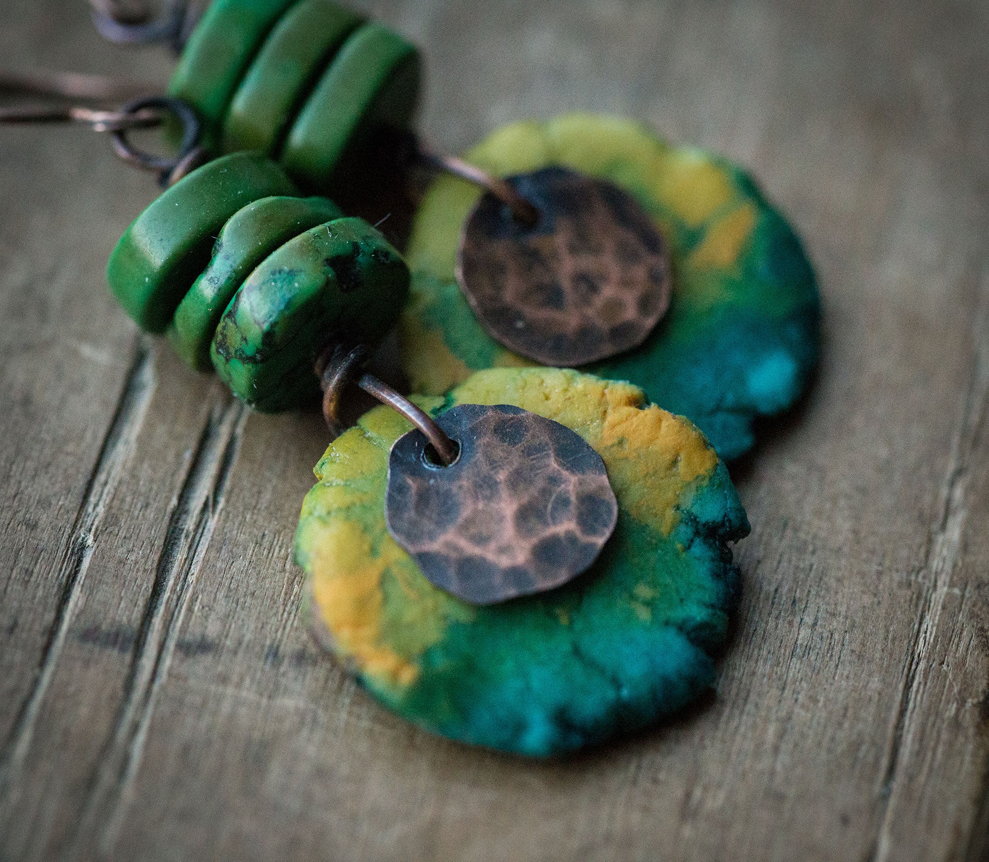 Zielono-turkusowo-żółte kolczyki z miedzi i gliny z zielonym turkusem