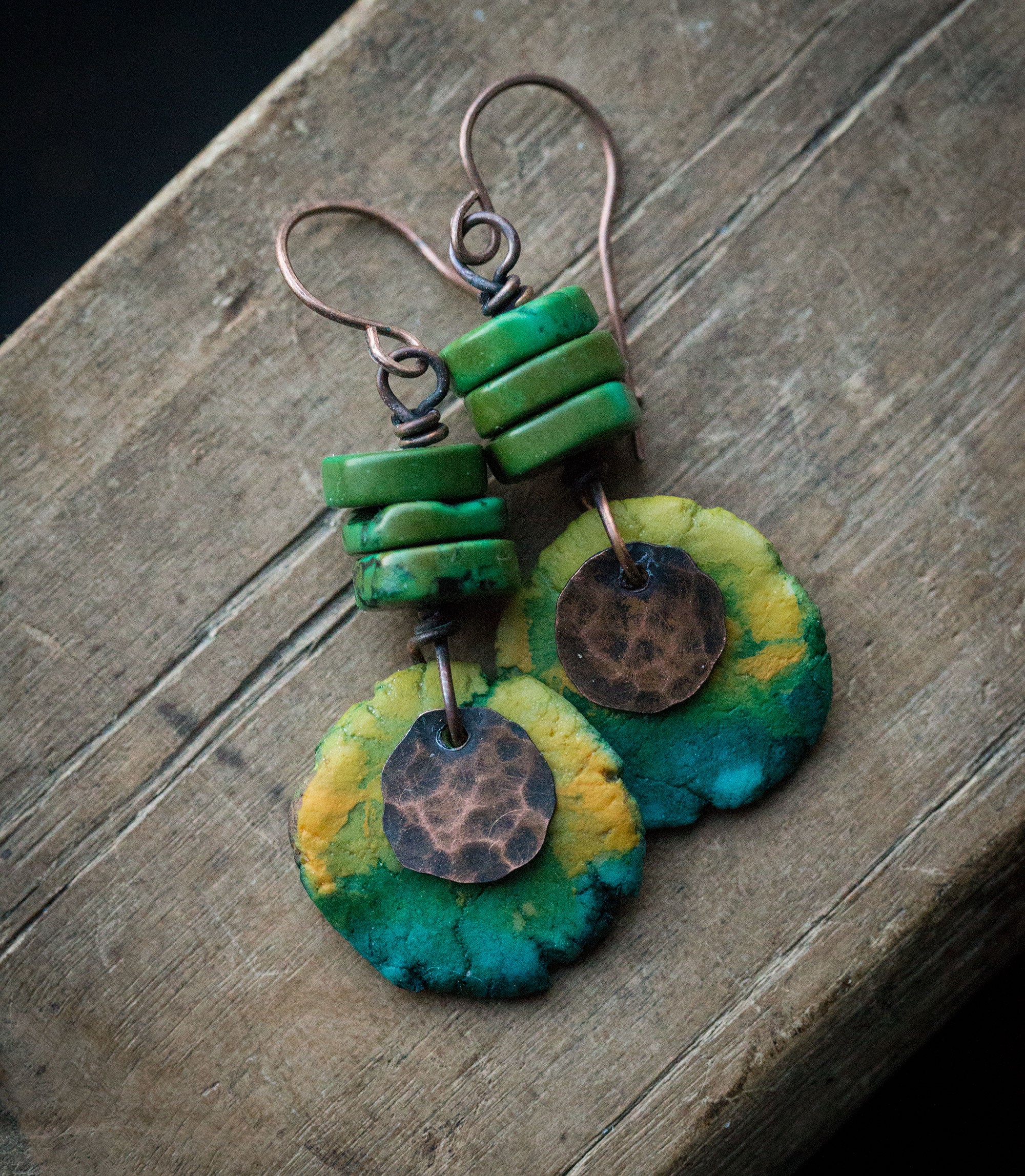 Zielono-turkusowo-żółte kolczyki z miedzi i gliny z zielonym turkusem
