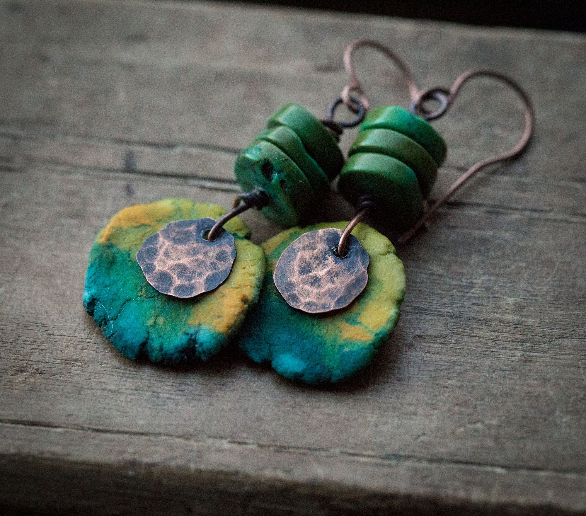 Zielono-turkusowo-żółte kolczyki z miedzi i gliny z zielonym turkusem