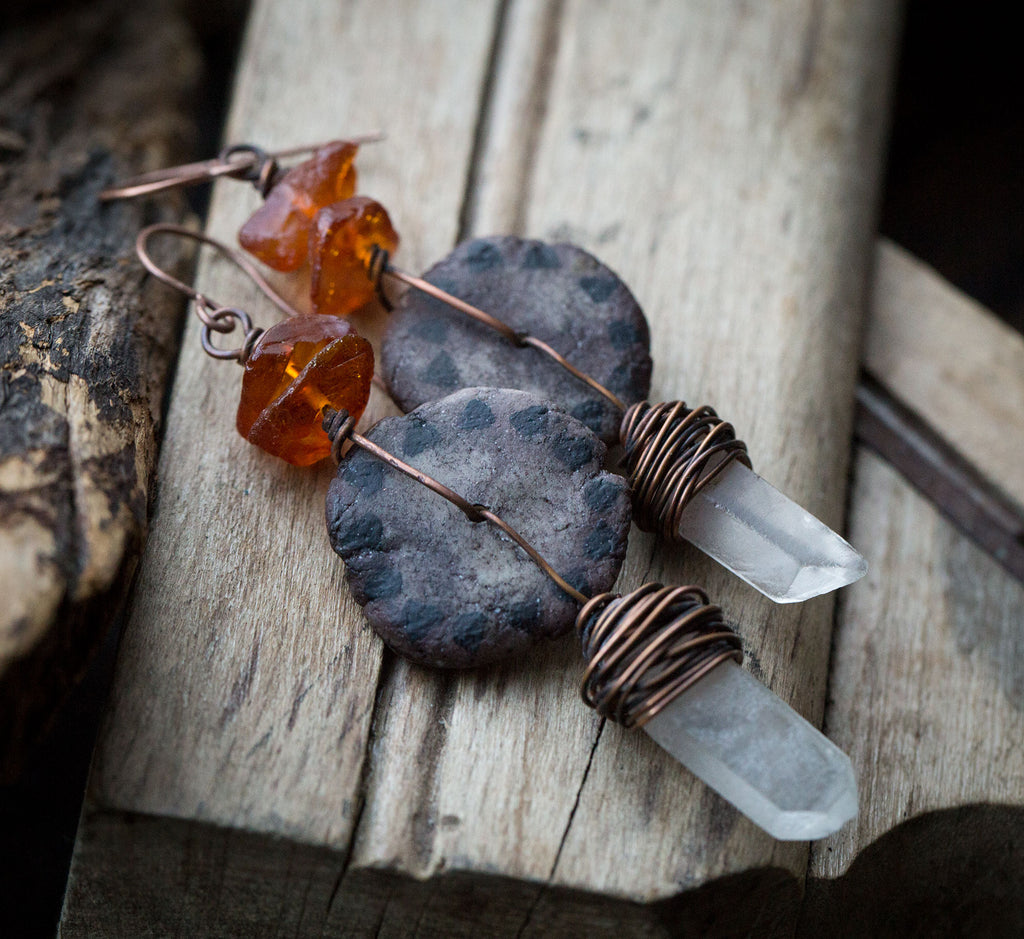 Brązowe kolczyki z miedzi i gliny z kryształami górskimi i bursztynem bałtyckim; kolczyki etniczne