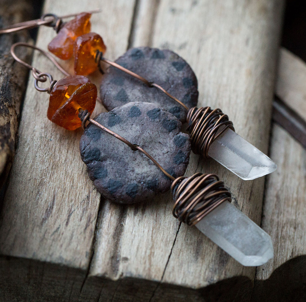 Brązowe kolczyki z miedzi i gliny z kryształami górskimi i bursztynem bałtyckim; kolczyki etniczne