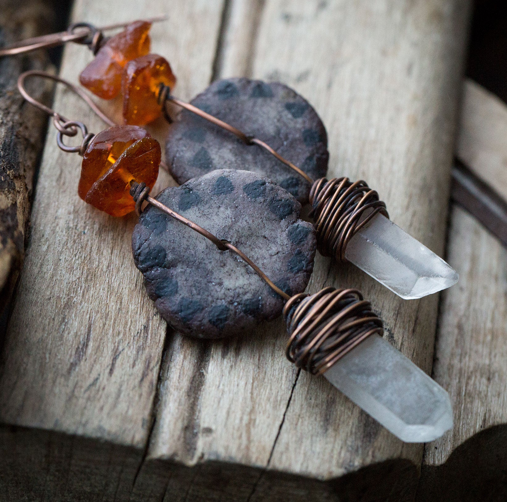 Brązowe kolczyki z miedzi i gliny z kryształami górskimi i bursztynem bałtyckim; kolczyki etniczne