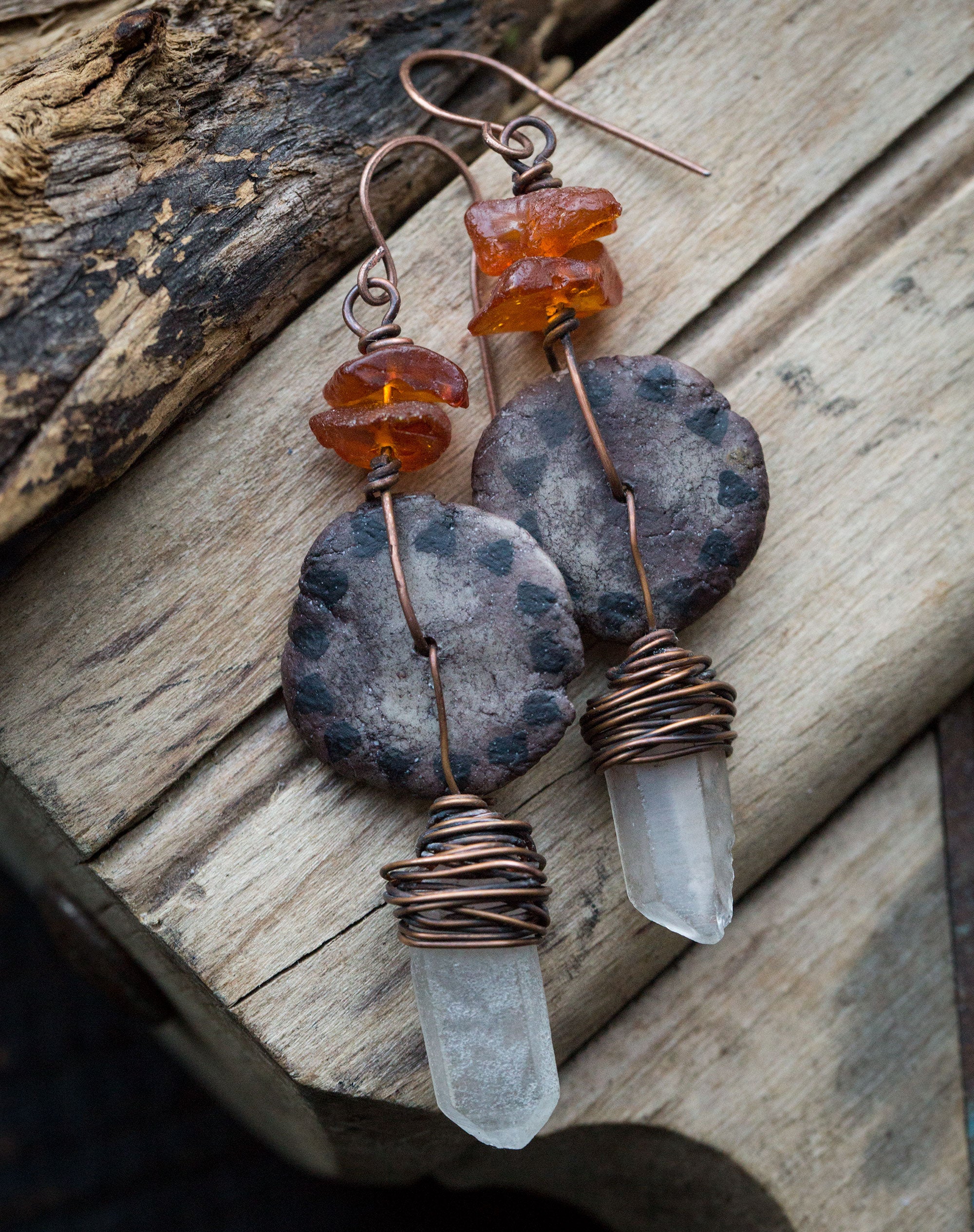 Brązowe kolczyki z miedzi i gliny z kryształami górskimi i bursztynem bałtyckim; kolczyki etniczne