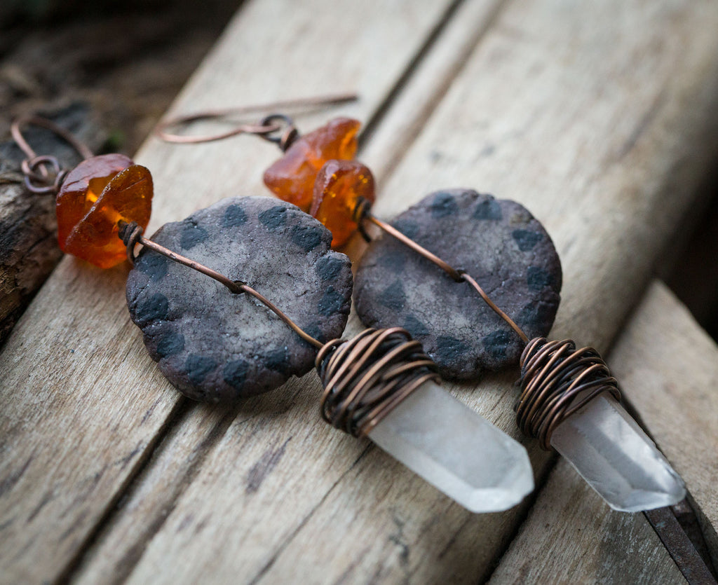 Brązowe kolczyki z miedzi i gliny z kryształami górskimi i bursztynem bałtyckim; kolczyki etniczne