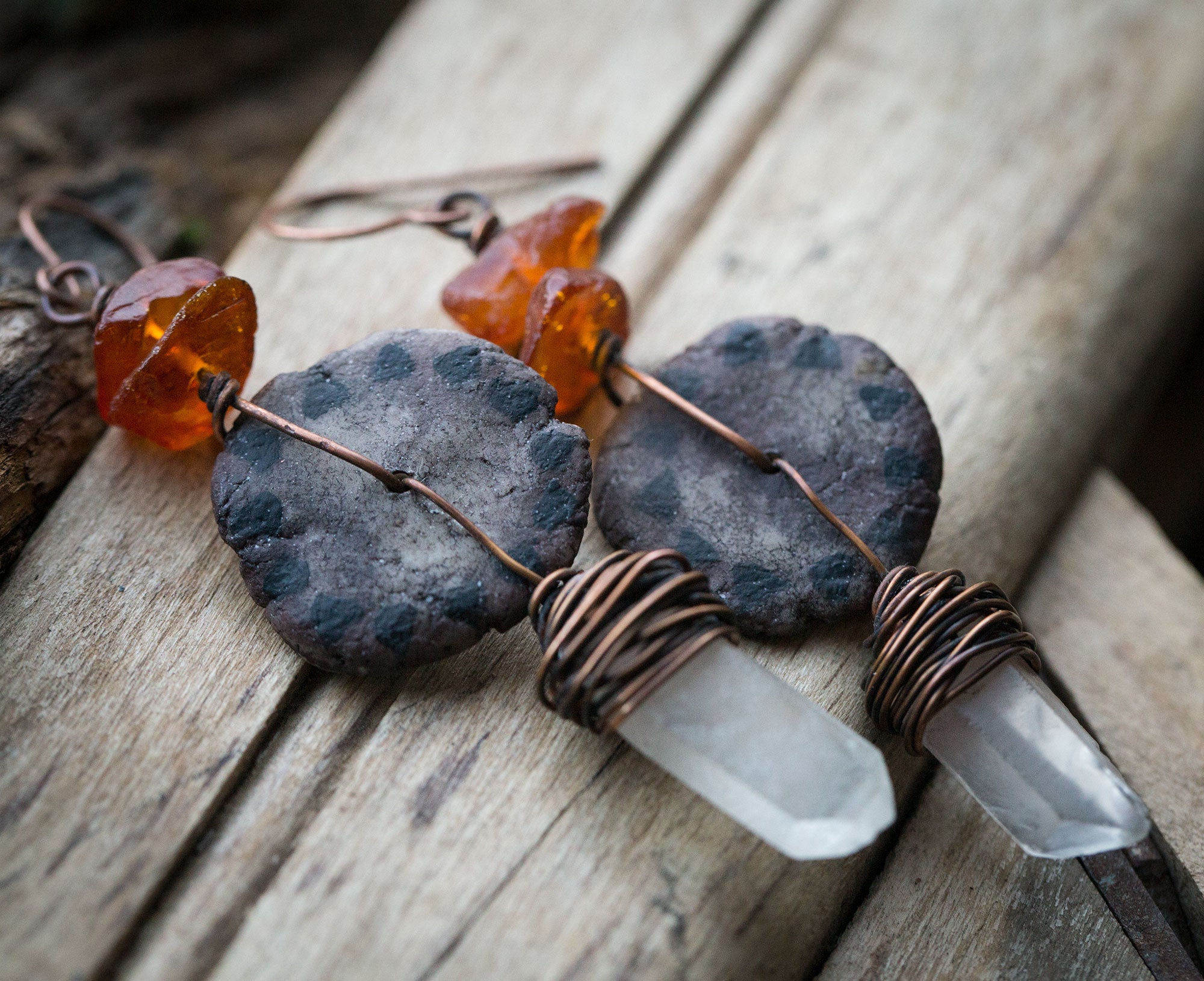 Brązowe kolczyki z miedzi i gliny z kryształami górskimi i bursztynem bałtyckim; kolczyki etniczne