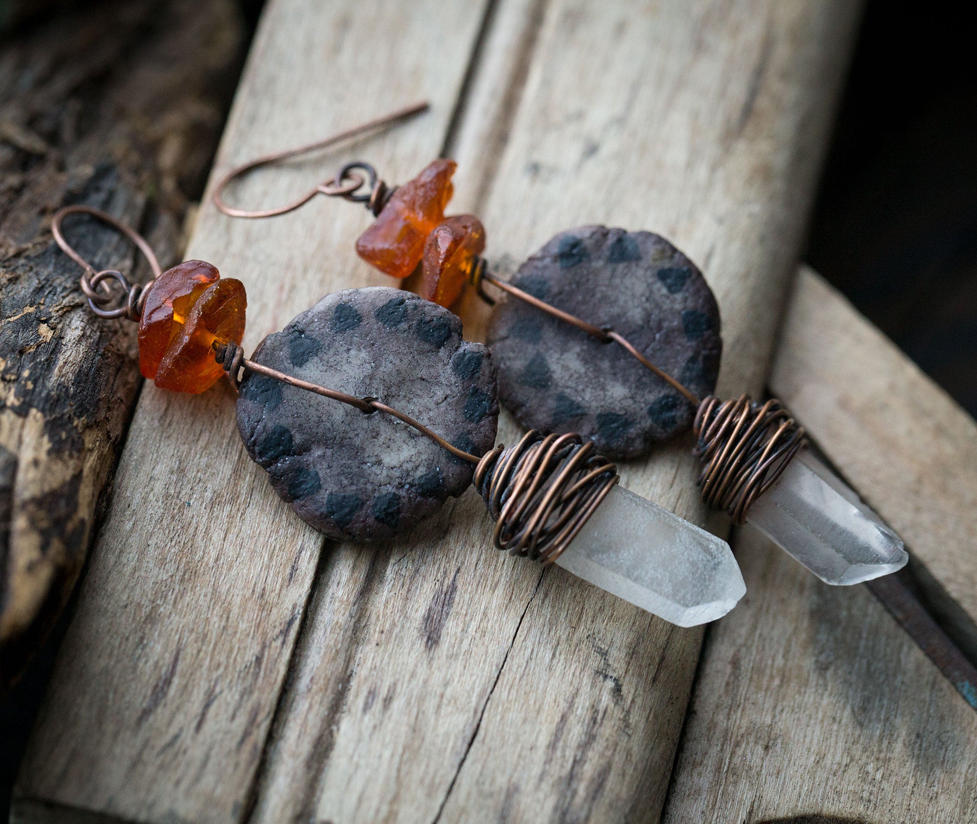 Brązowe kolczyki z miedzi i gliny z kryształami górskimi i bursztynem bałtyckim; kolczyki etniczne