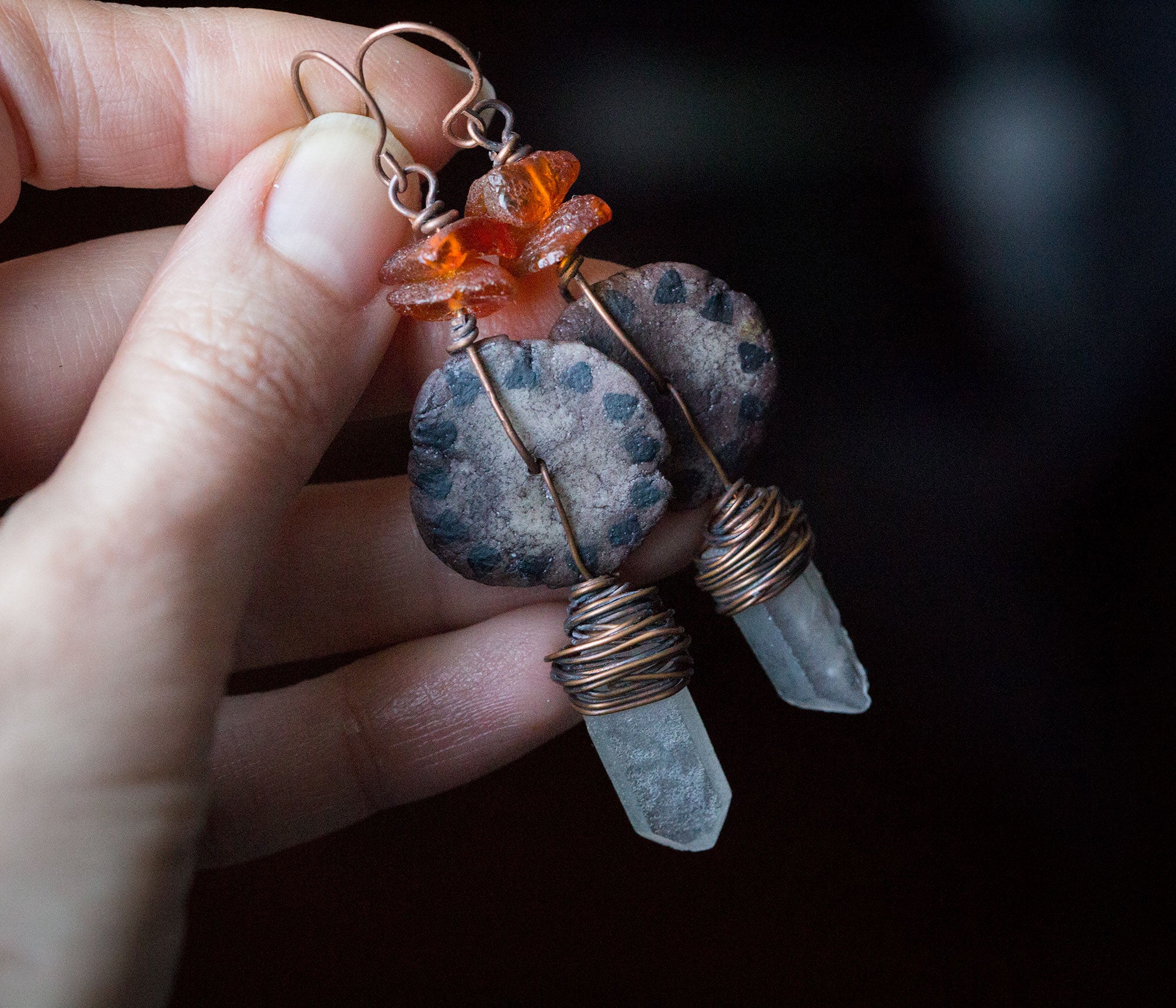 Brązowe kolczyki z miedzi i gliny z kryształami górskimi i bursztynem bałtyckim; kolczyki etniczne