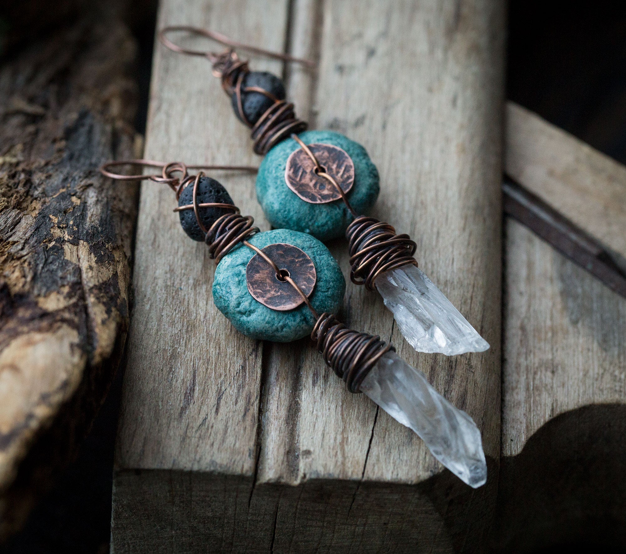 Kolczyki z miedzi i gliny z kryształami górskimi, w pierwotnym, etnicznym stylu