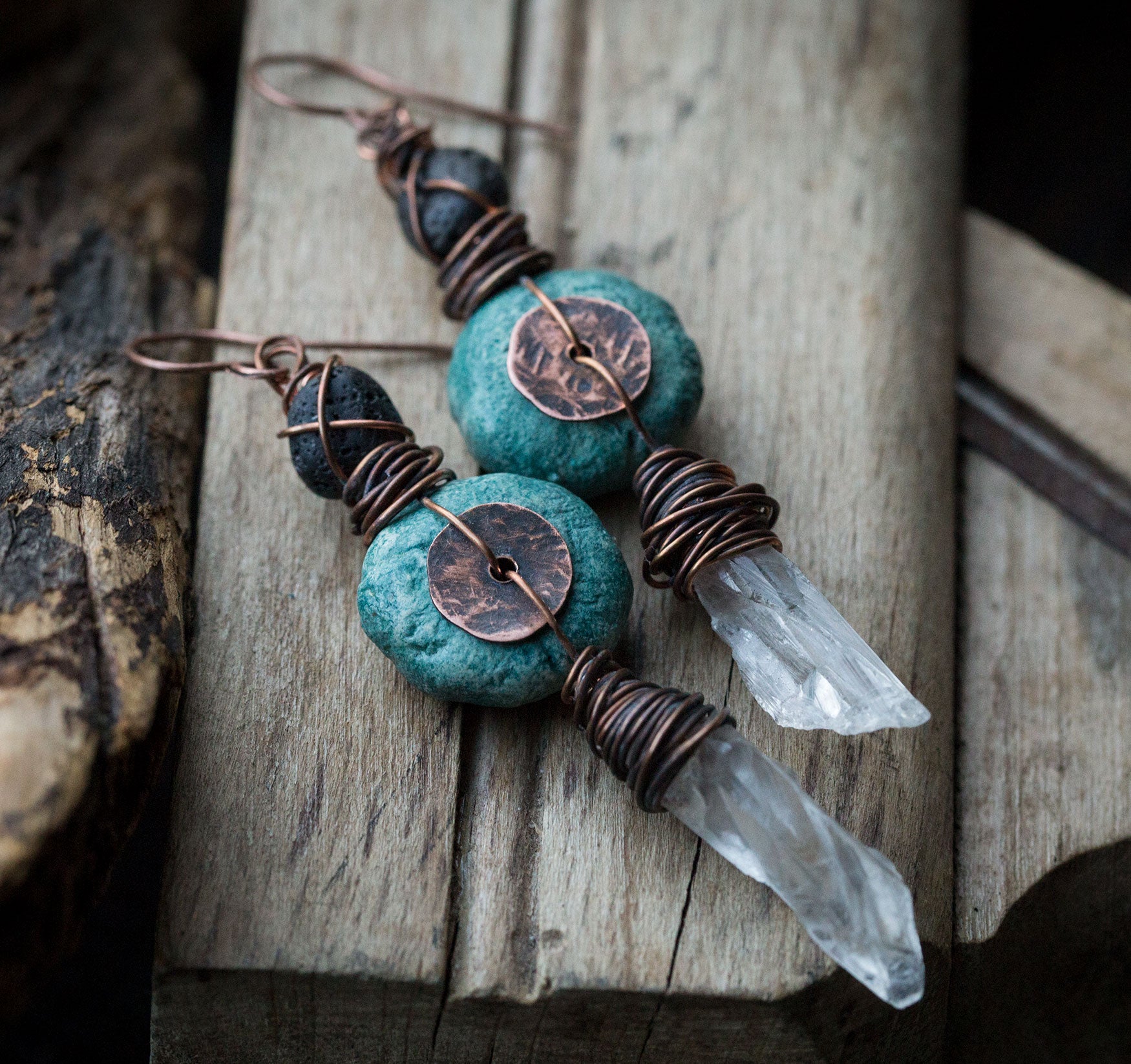 Kolczyki z miedzi i gliny z kryształami górskimi, w pierwotnym, etnicznym stylu