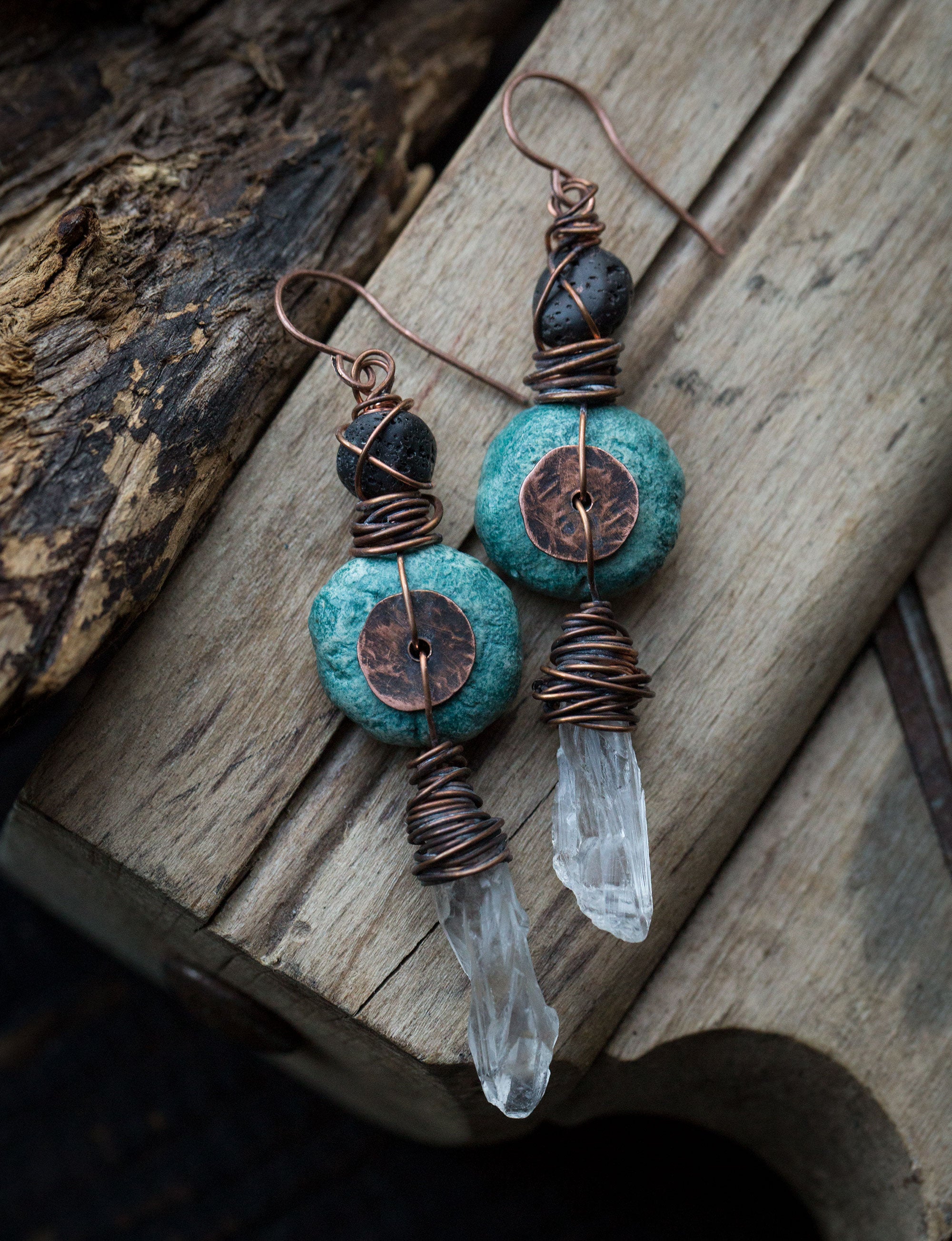 Kolczyki z miedzi i gliny z kryształami górskimi, w pierwotnym, etnicznym stylu