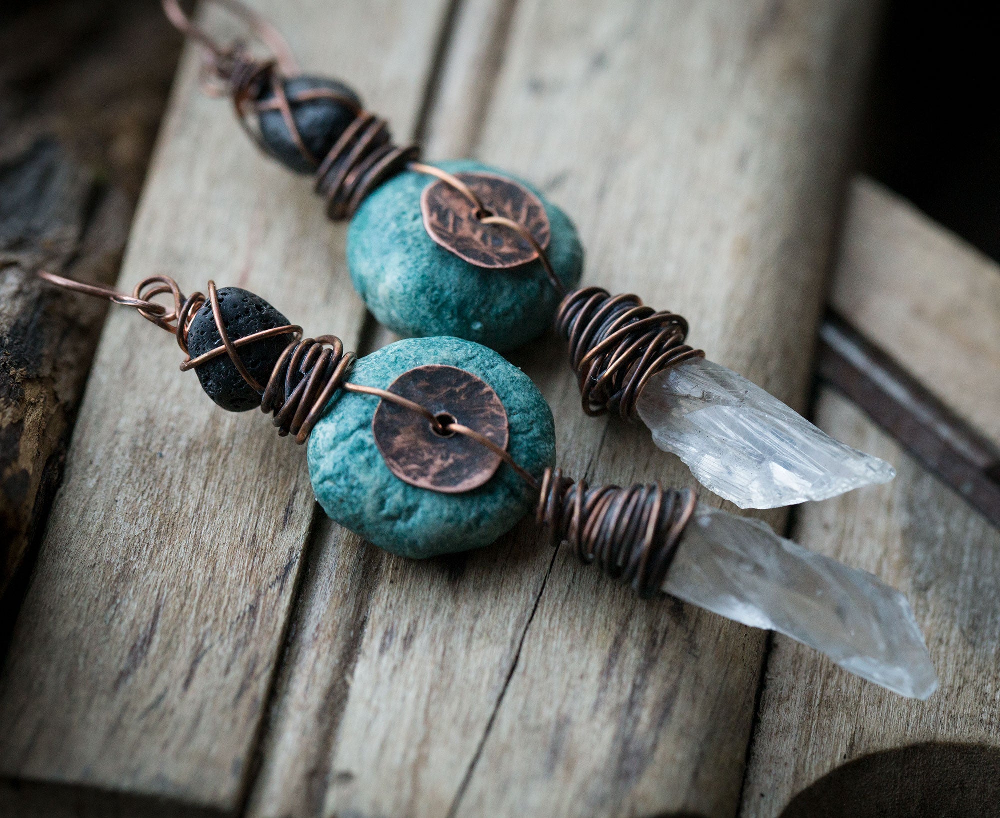 Kolczyki z miedzi i gliny z kryształami górskimi, w pierwotnym, etnicznym stylu