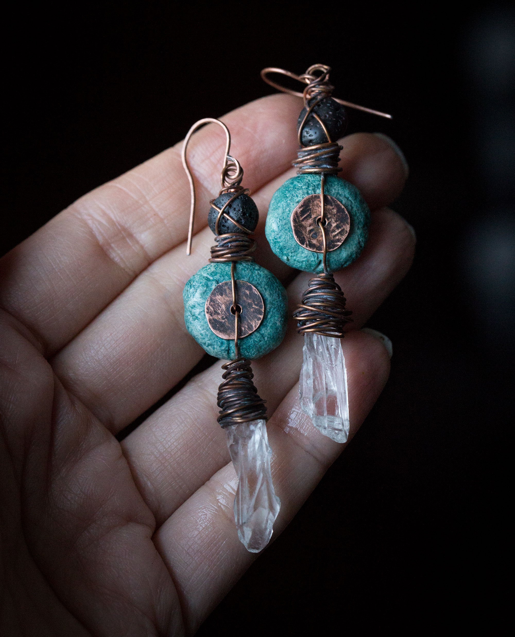 Kolczyki z miedzi i gliny z kryształami górskimi, w pierwotnym, etnicznym stylu