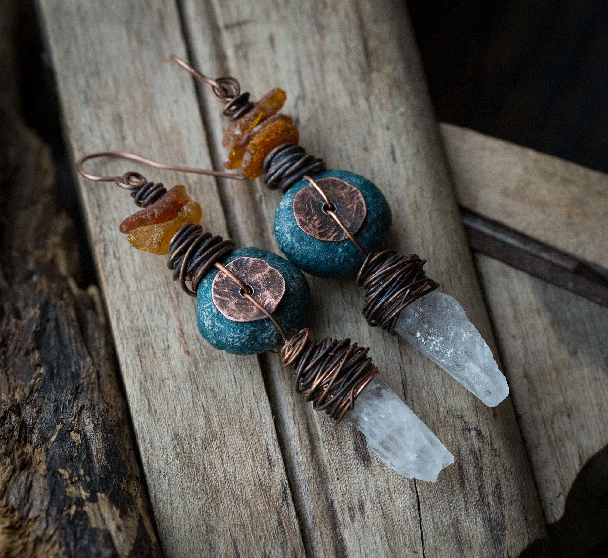 Kolczyki z miedzi i gliny z kryształami górskimi i bursztynem bałtyckim; kolczyki w pierwotnym, etnicznym stylu
