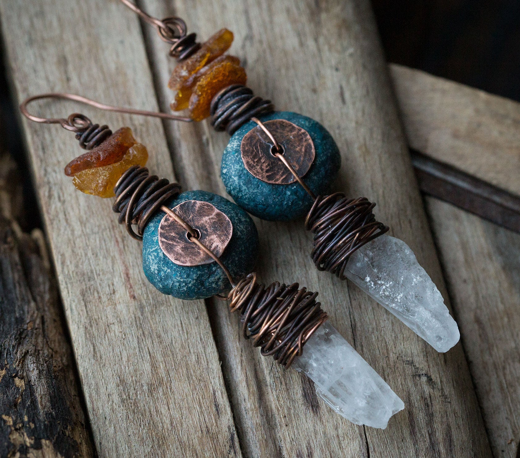 Kolczyki z miedzi i gliny z kryształami górskimi i bursztynem bałtyckim; kolczyki w pierwotnym, etnicznym stylu