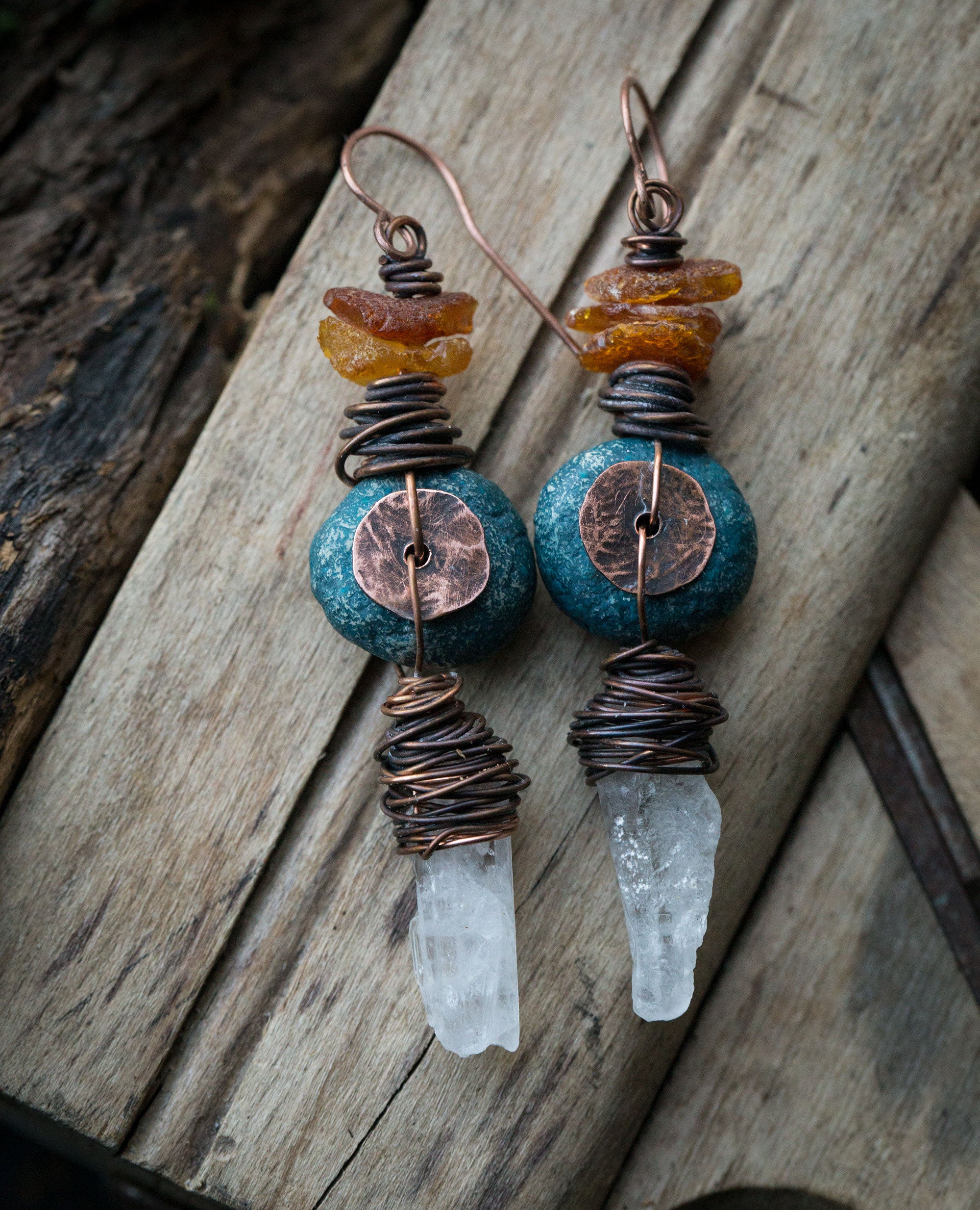 Kolczyki z miedzi i gliny z kryształami górskimi i bursztynem bałtyckim; kolczyki w pierwotnym, etnicznym stylu