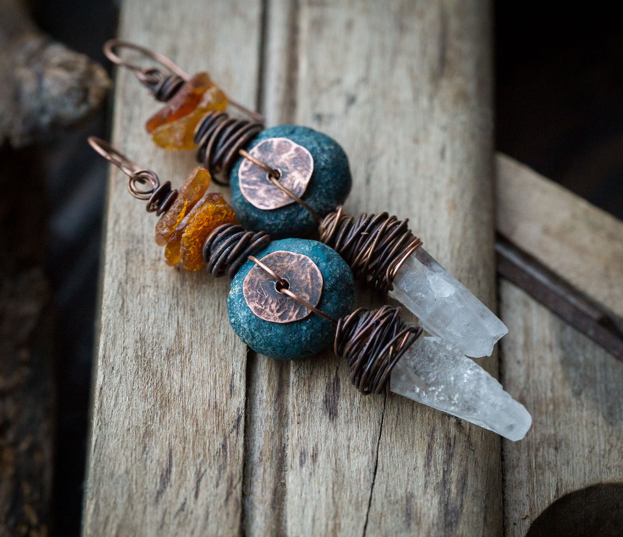Kolczyki z miedzi i gliny z kryształami górskimi i bursztynem bałtyckim; kolczyki w pierwotnym, etnicznym stylu