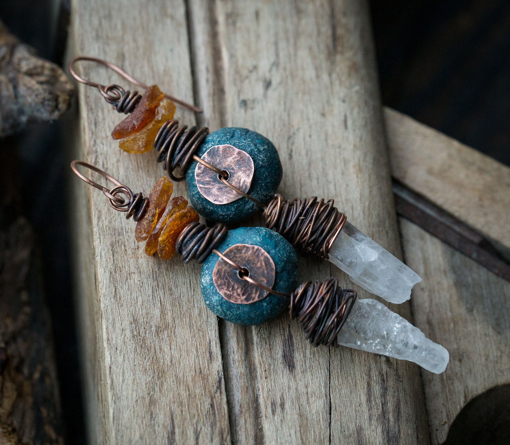 Kolczyki z miedzi i gliny z kryształami górskimi i bursztynem bałtyckim; kolczyki w pierwotnym, etnicznym stylu