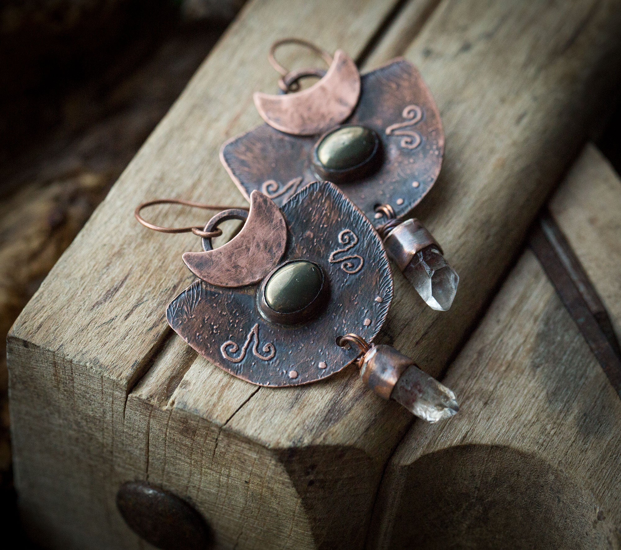 Kolczyki etniczne z księżycem, kolczyki z pirytem i kryształem kwarcu