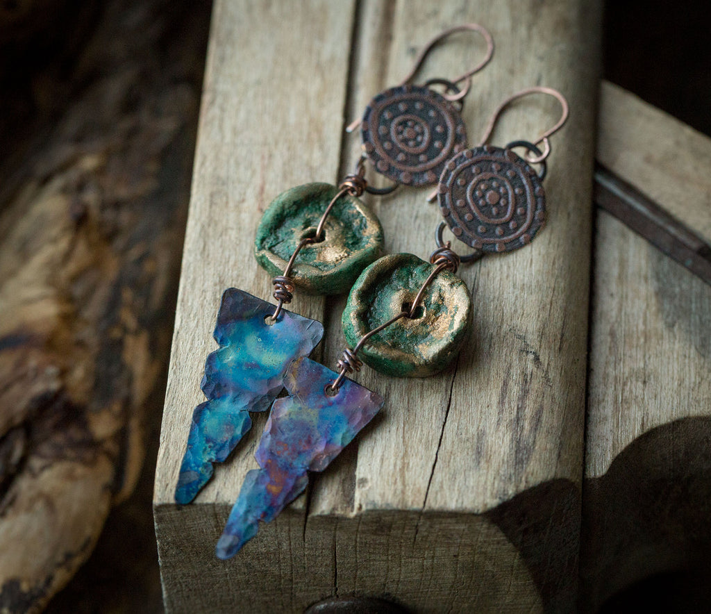 Kolczyki etniczne z glinianym zielonym koralikiem i niebieską patyną