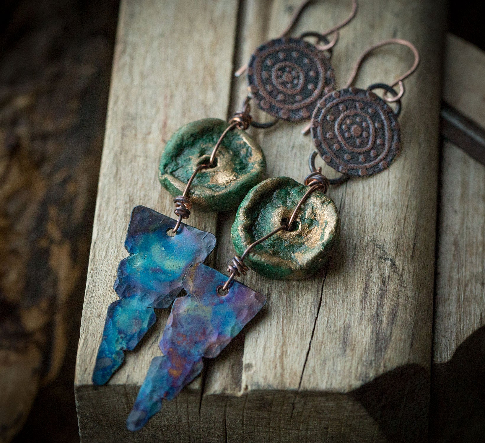 Kolczyki etniczne z glinianym zielonym koralikiem i niebieską patyną