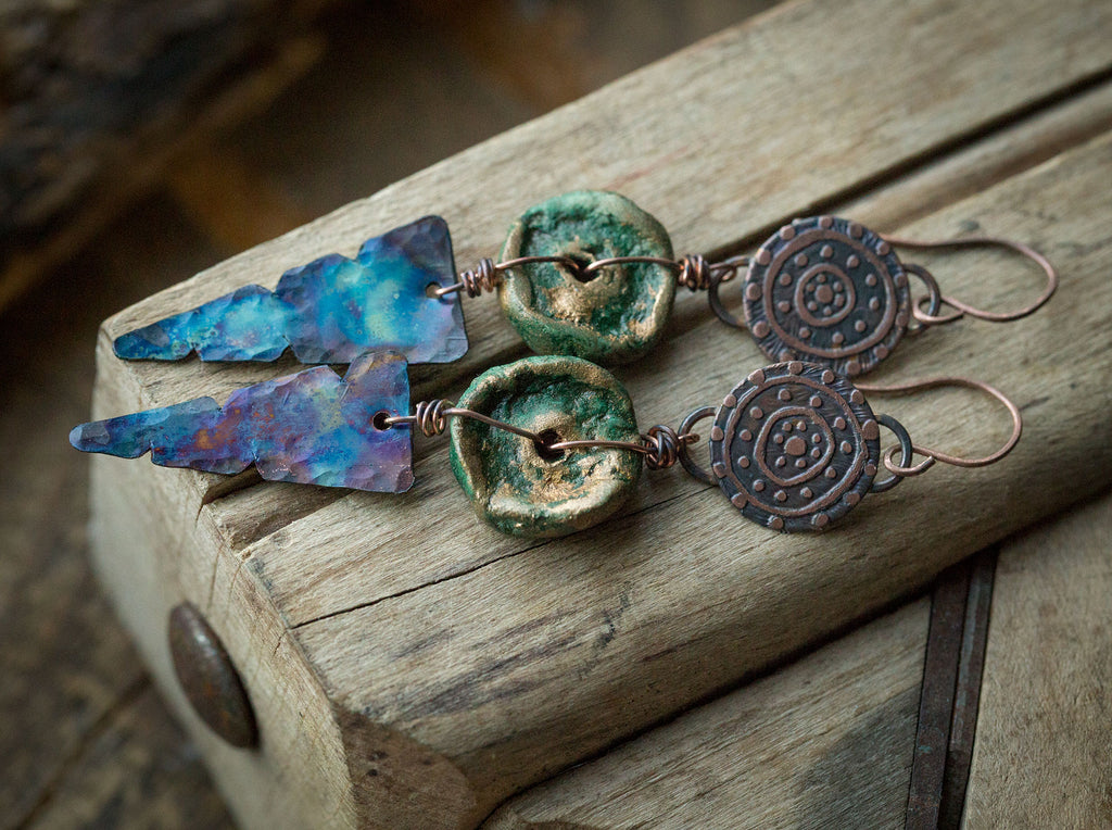 Kolczyki etniczne z glinianym zielonym koralikiem i niebieską patyną