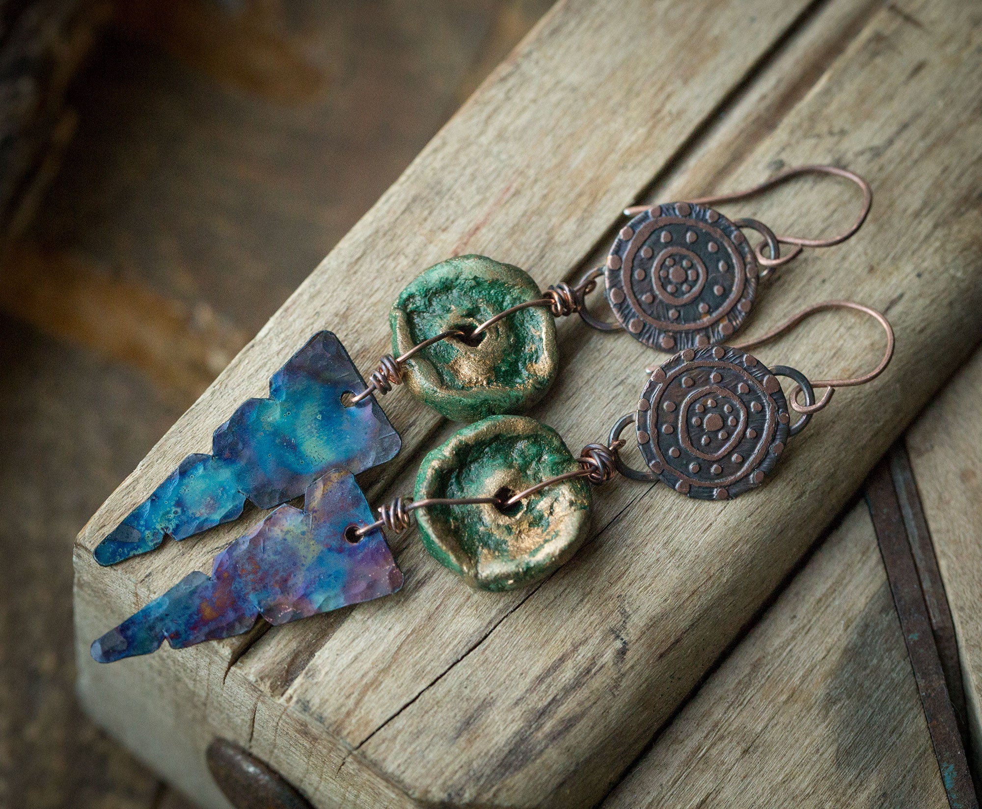Kolczyki etniczne z glinianym zielonym koralikiem i niebieską patyną