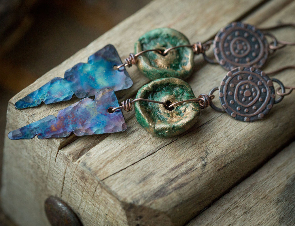 Kolczyki etniczne z glinianym zielonym koralikiem i niebieską patyną