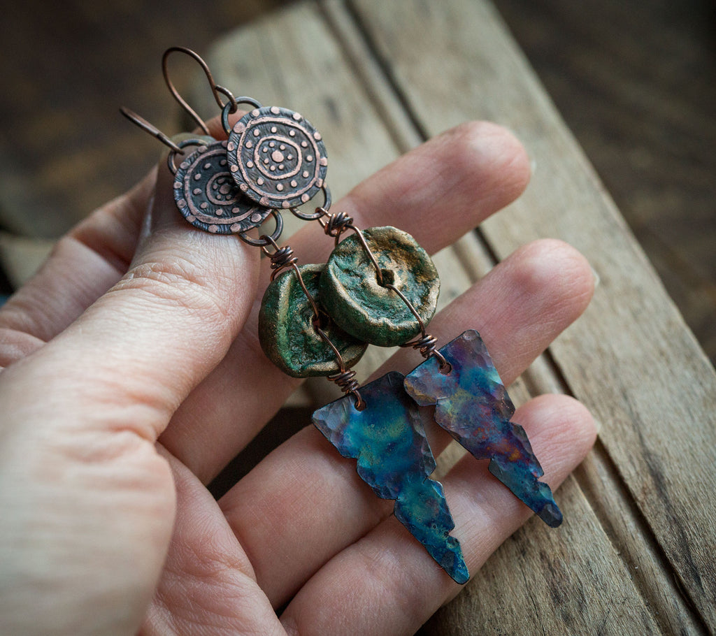 Kolczyki etniczne z glinianym zielonym koralikiem i niebieską patyną