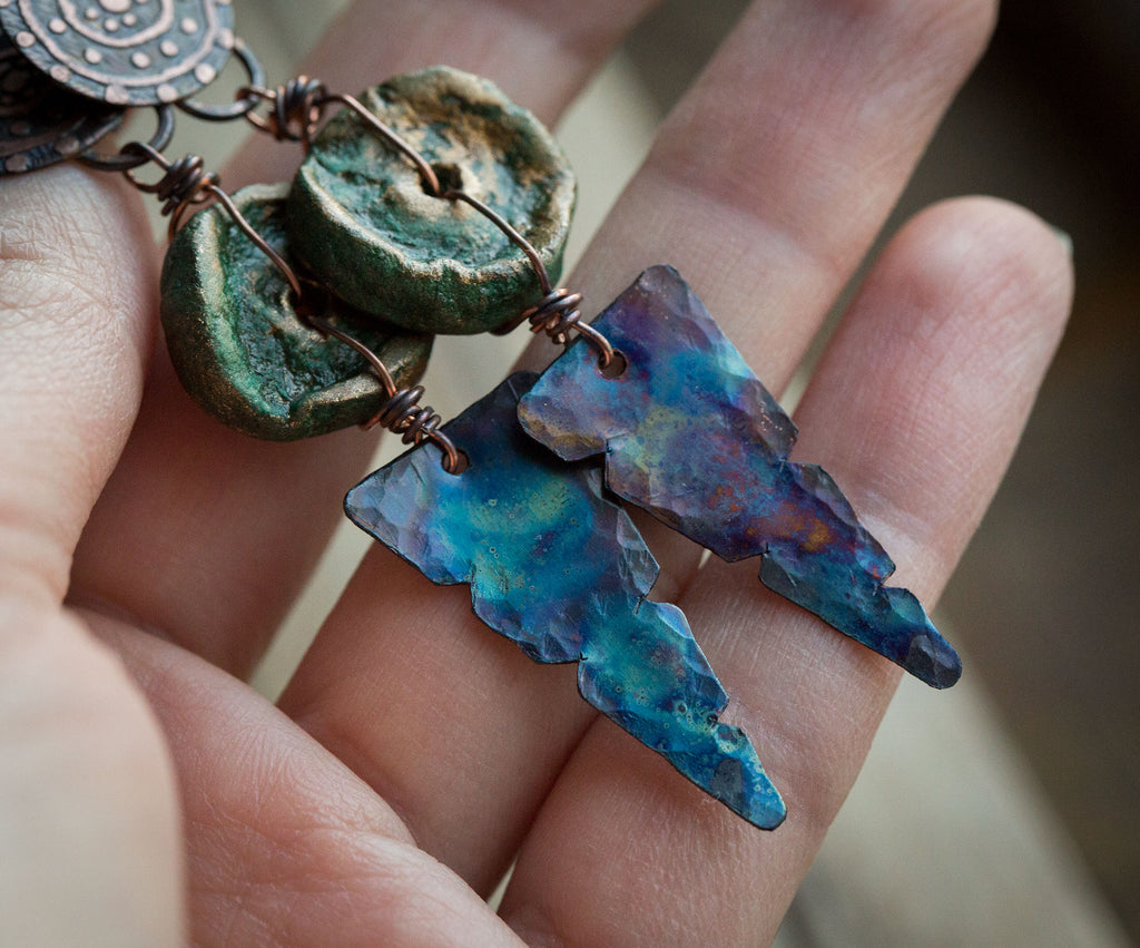 Kolczyki etniczne z glinianym zielonym koralikiem i niebieską patyną