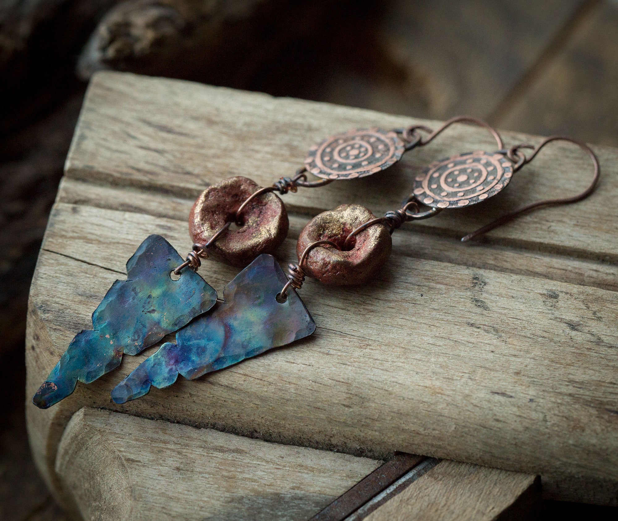 Kolczyki etniczne z glinianym rudo-złotym koralikiem i niebieską patyną