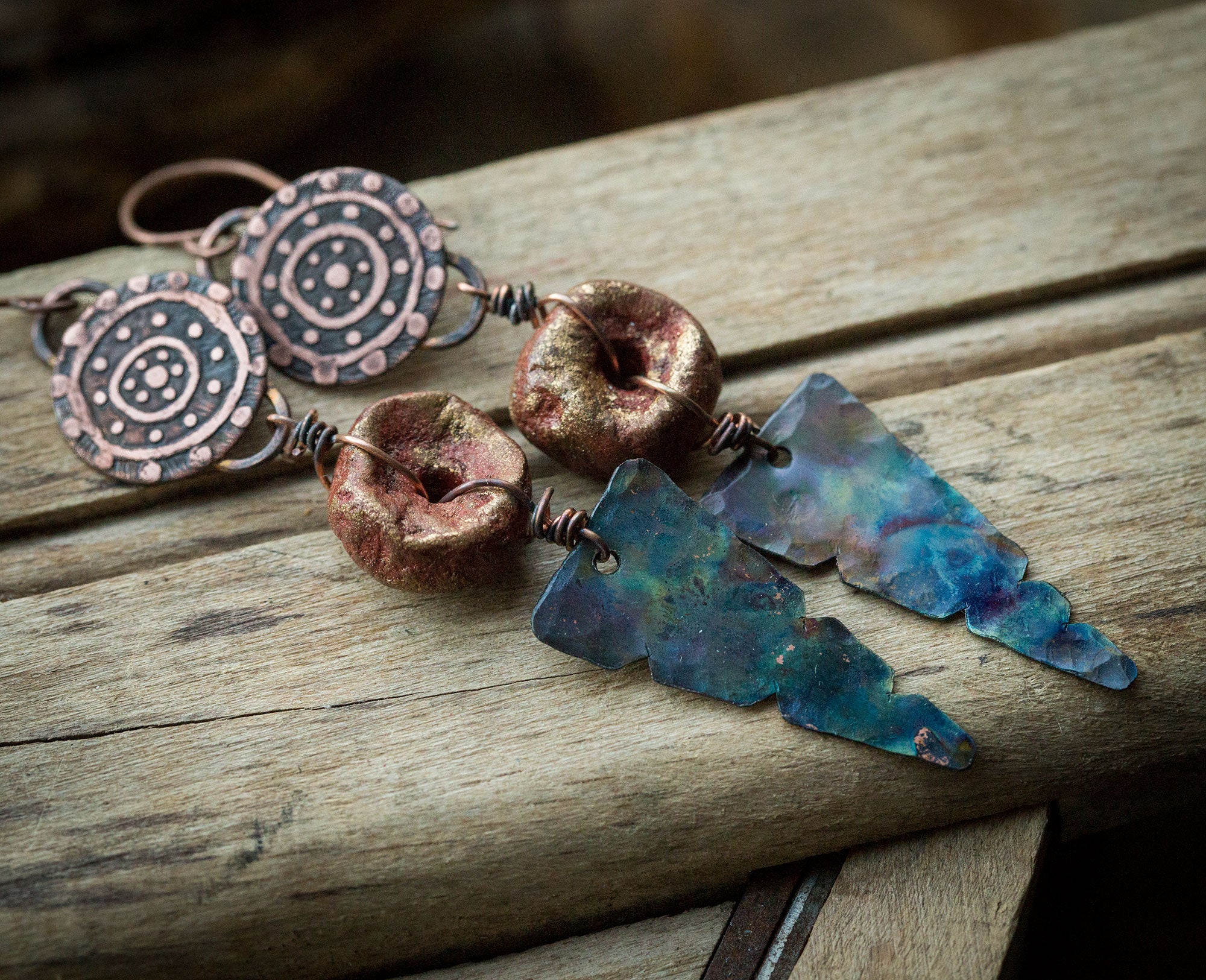 Kolczyki etniczne z glinianym rudo-złotym koralikiem i niebieską patyną