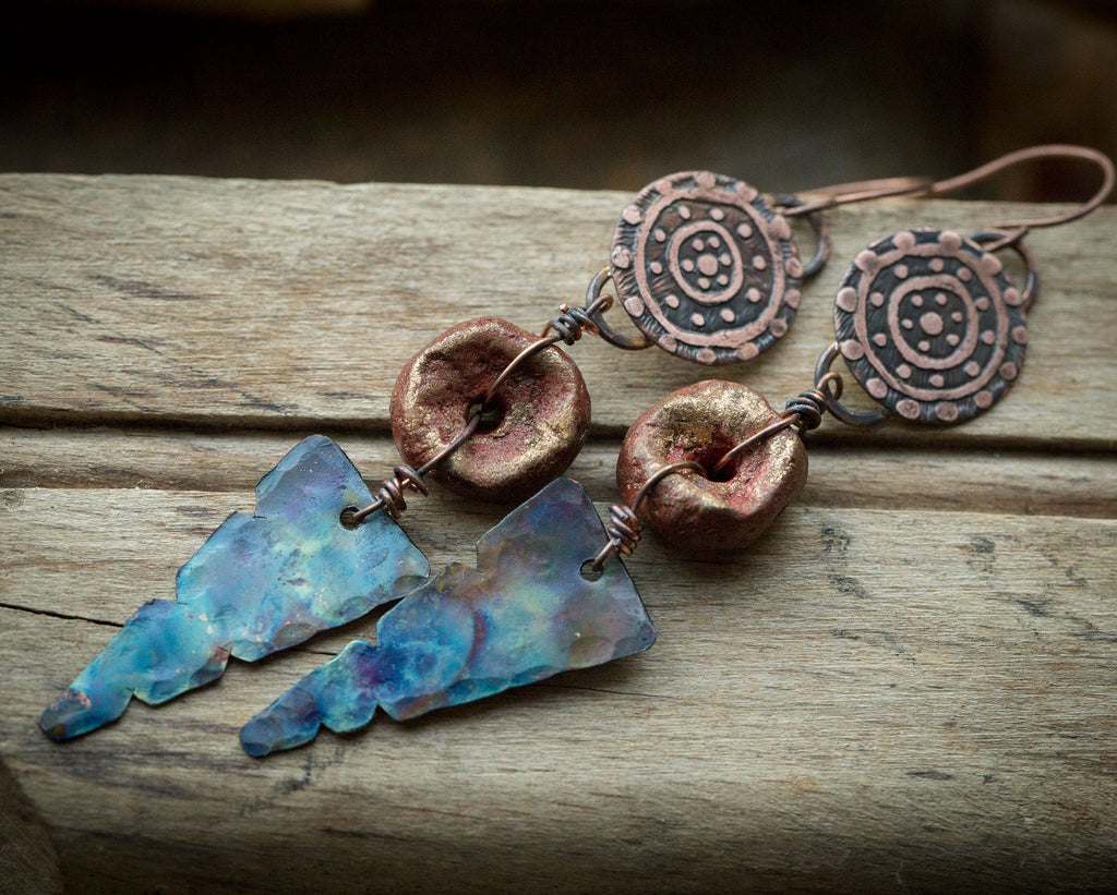 Kolczyki etniczne z glinianym rudo-złotym koralikiem i niebieską patyną