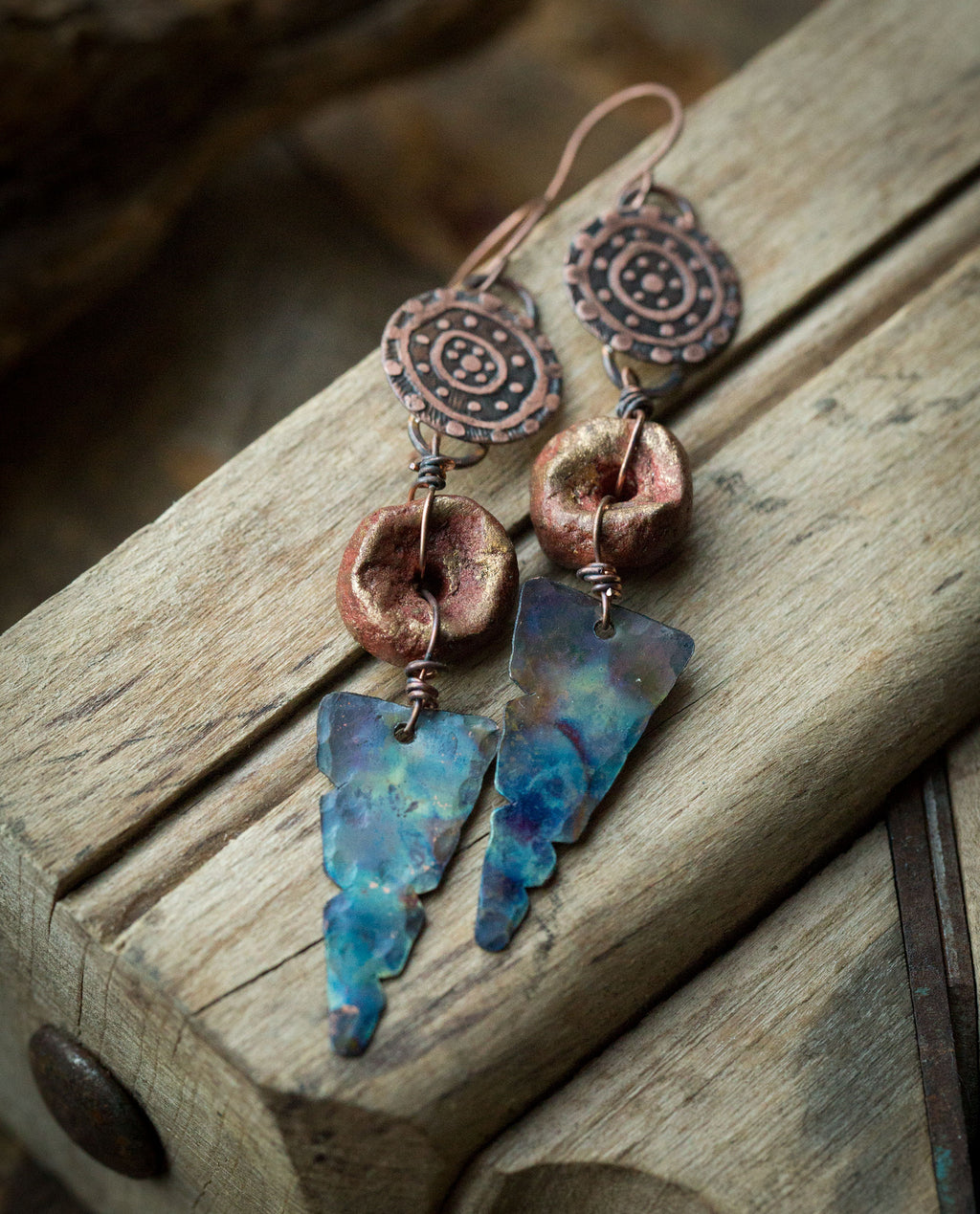 Kolczyki etniczne z glinianym rudo-złotym koralikiem i niebieską patyną