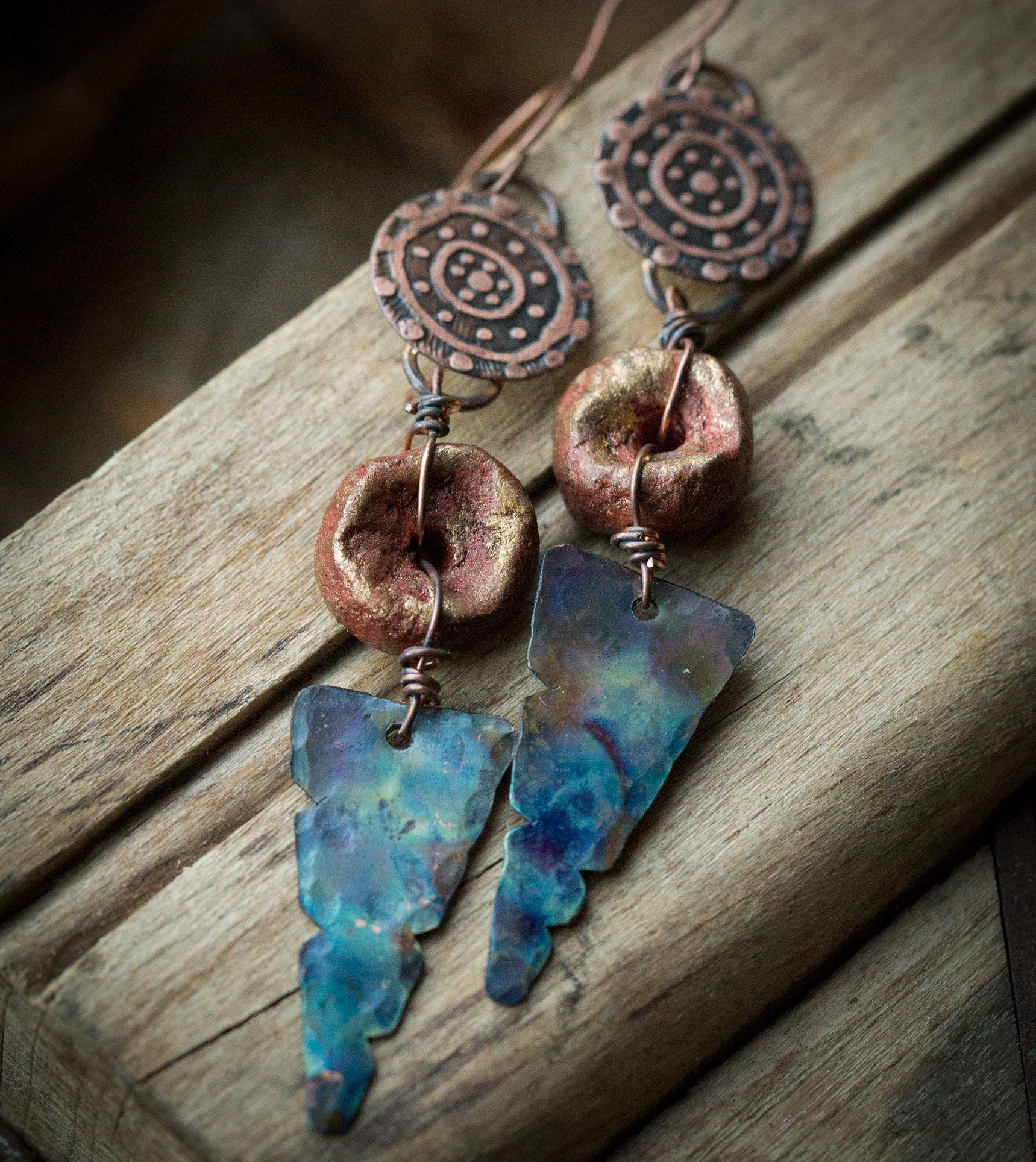 Kolczyki etniczne z glinianym rudo-złotym koralikiem i niebieską patyną