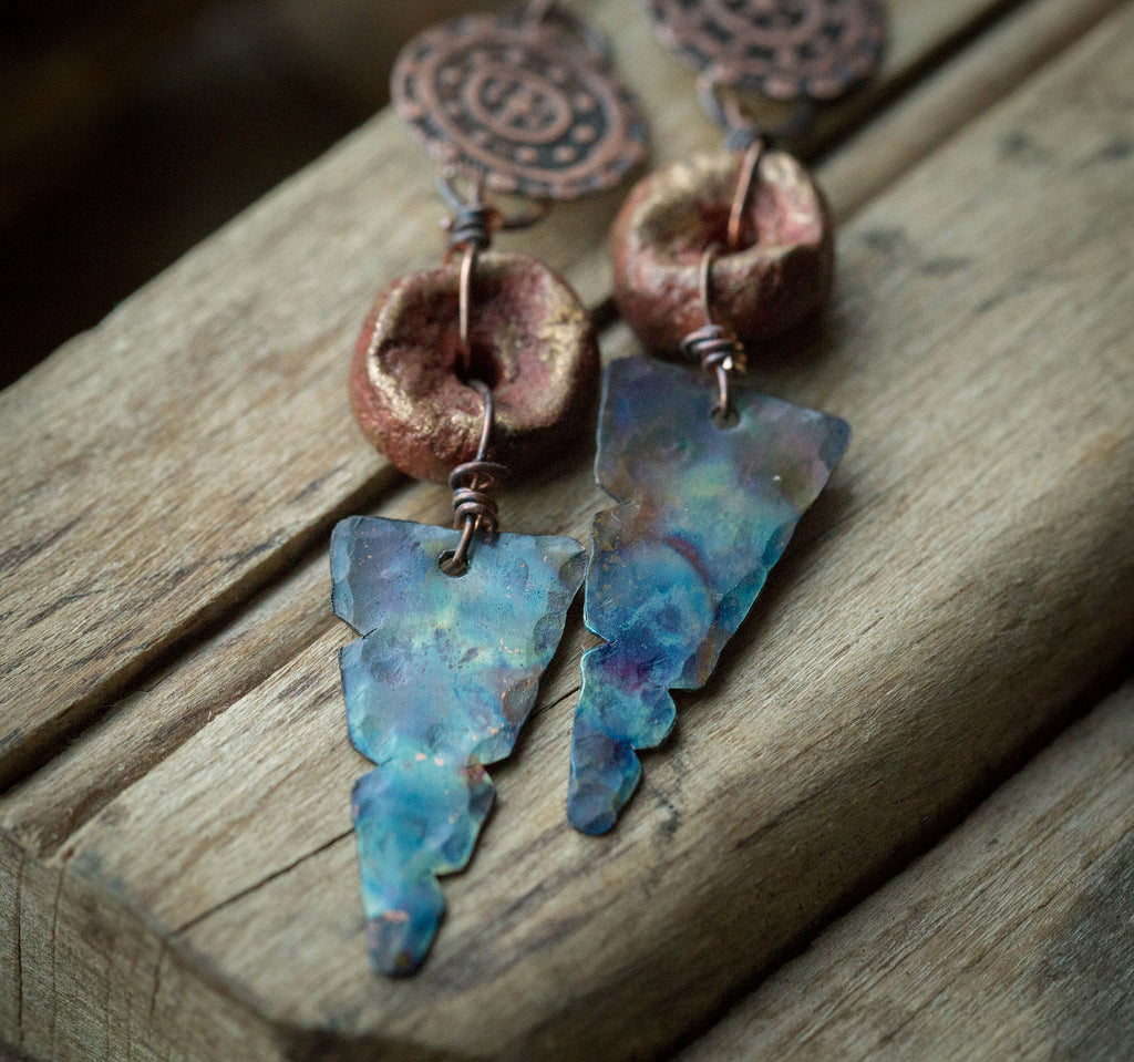 Kolczyki etniczne z glinianym rudo-złotym koralikiem i niebieską patyną
