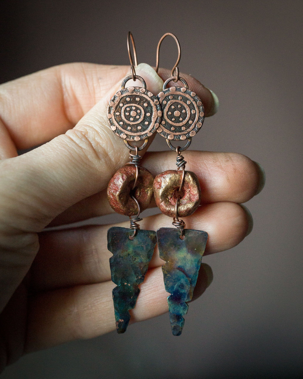Kolczyki etniczne z glinianym rudo-złotym koralikiem i niebieską patyną