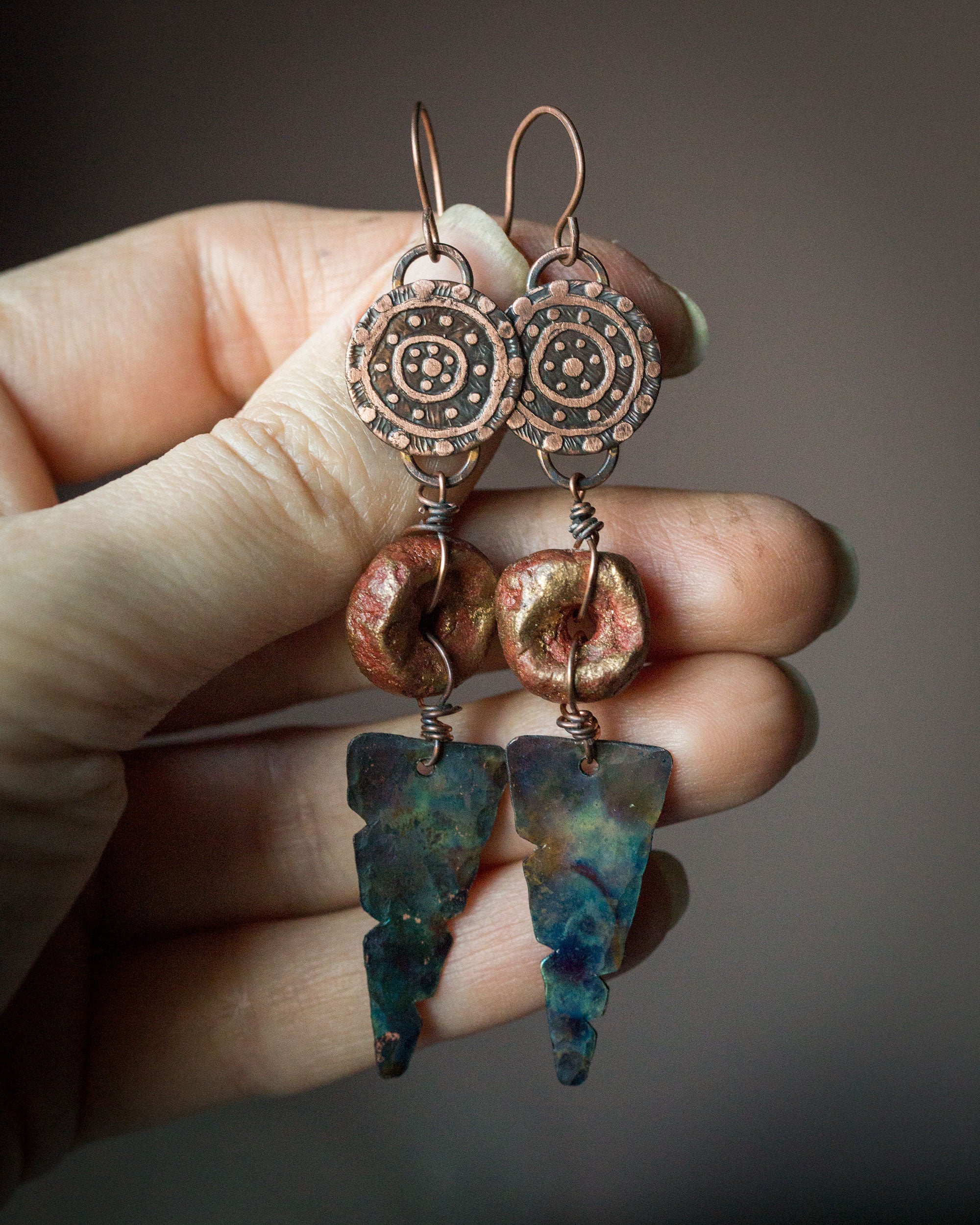 Kolczyki etniczne z glinianym rudo-złotym koralikiem i niebieską patyną