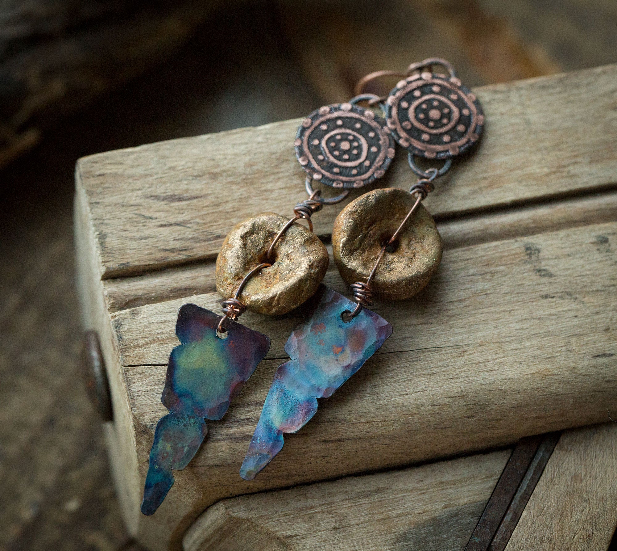 Kolczyki etniczne z glinianym żółto-złotym koralikiem i niebieską patyną