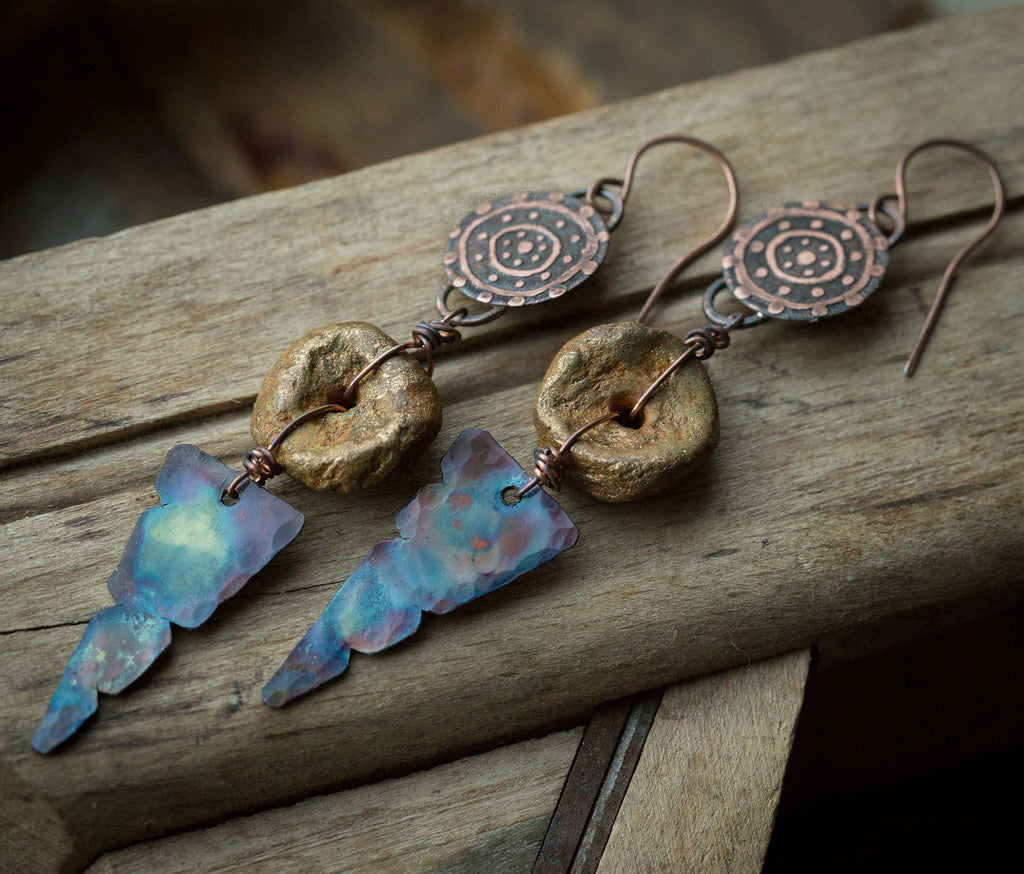 Kolczyki etniczne z glinianym żółto-złotym koralikiem i niebieską patyną