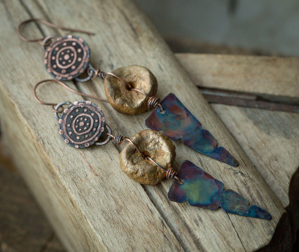 Kolczyki etniczne z glinianym żółto-złotym koralikiem i niebieską patyną