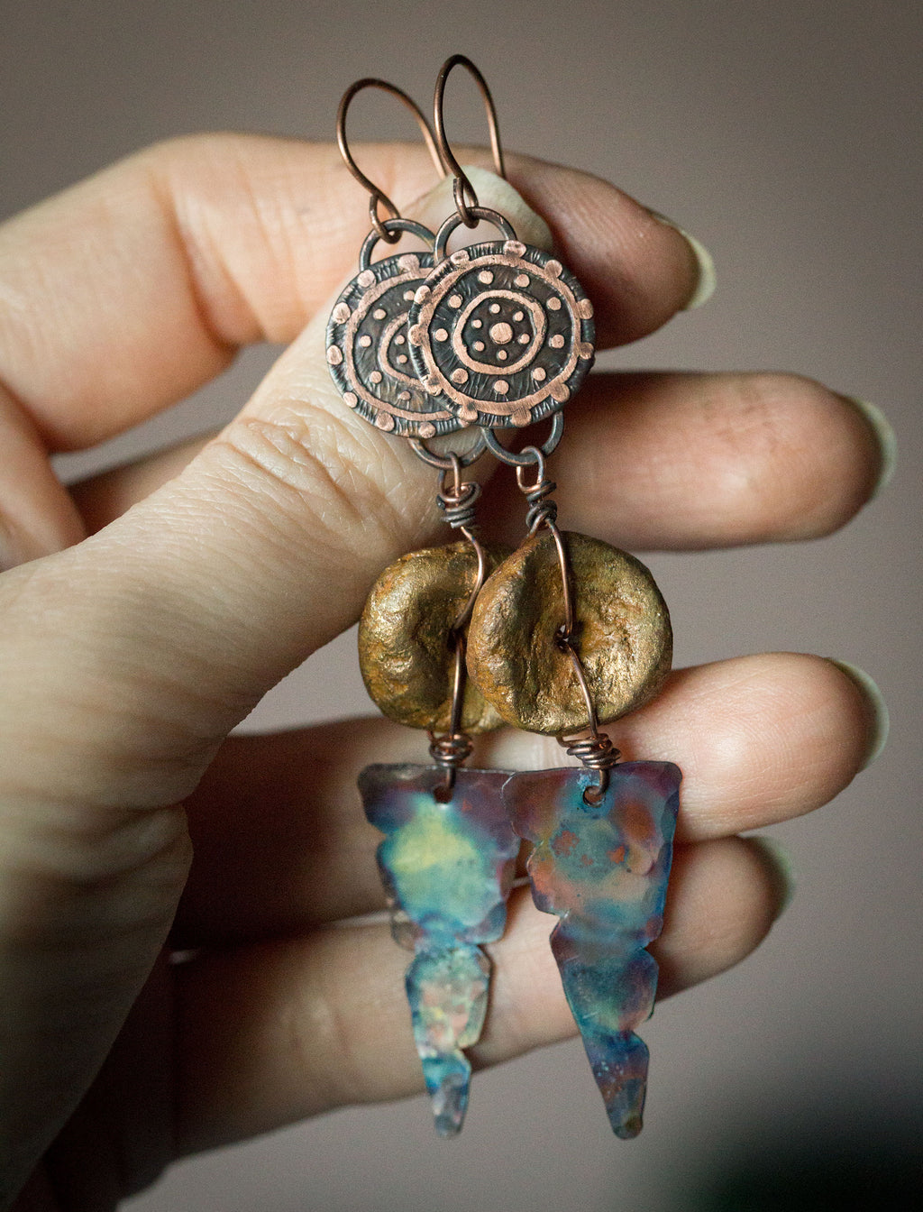 Kolczyki etniczne z glinianym żółto-złotym koralikiem i niebieską patyną