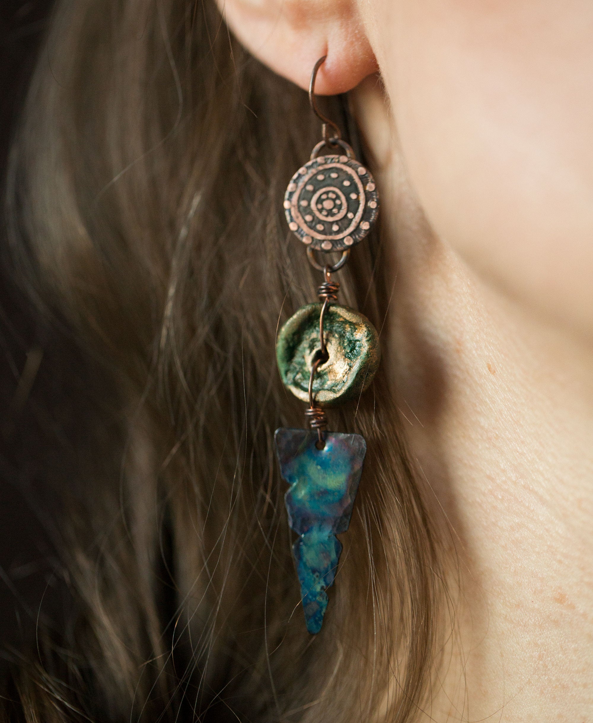 Kolczyki etniczne z glinianym zielonym koralikiem i niebieską patyną