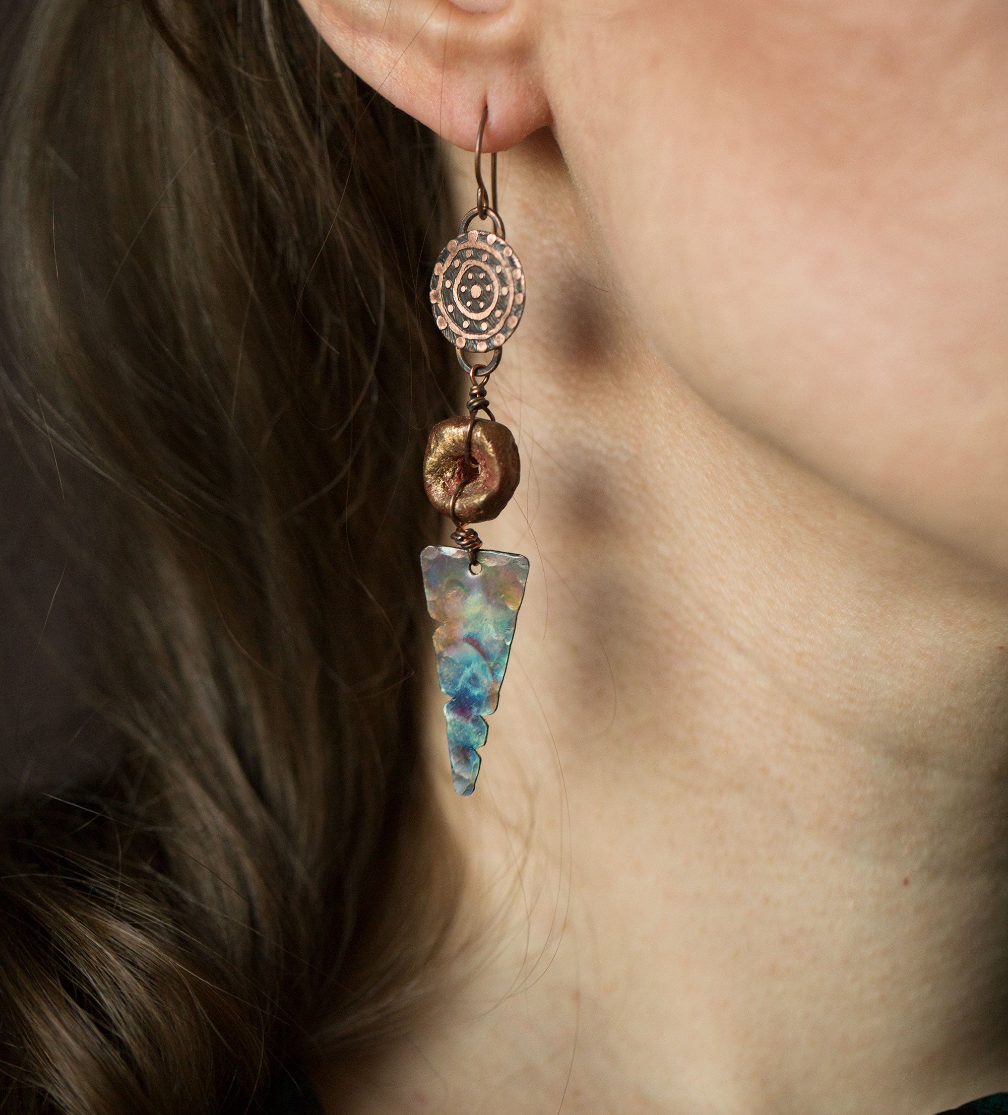 Kolczyki etniczne z glinianym rudo-złotym koralikiem i niebieską patyną