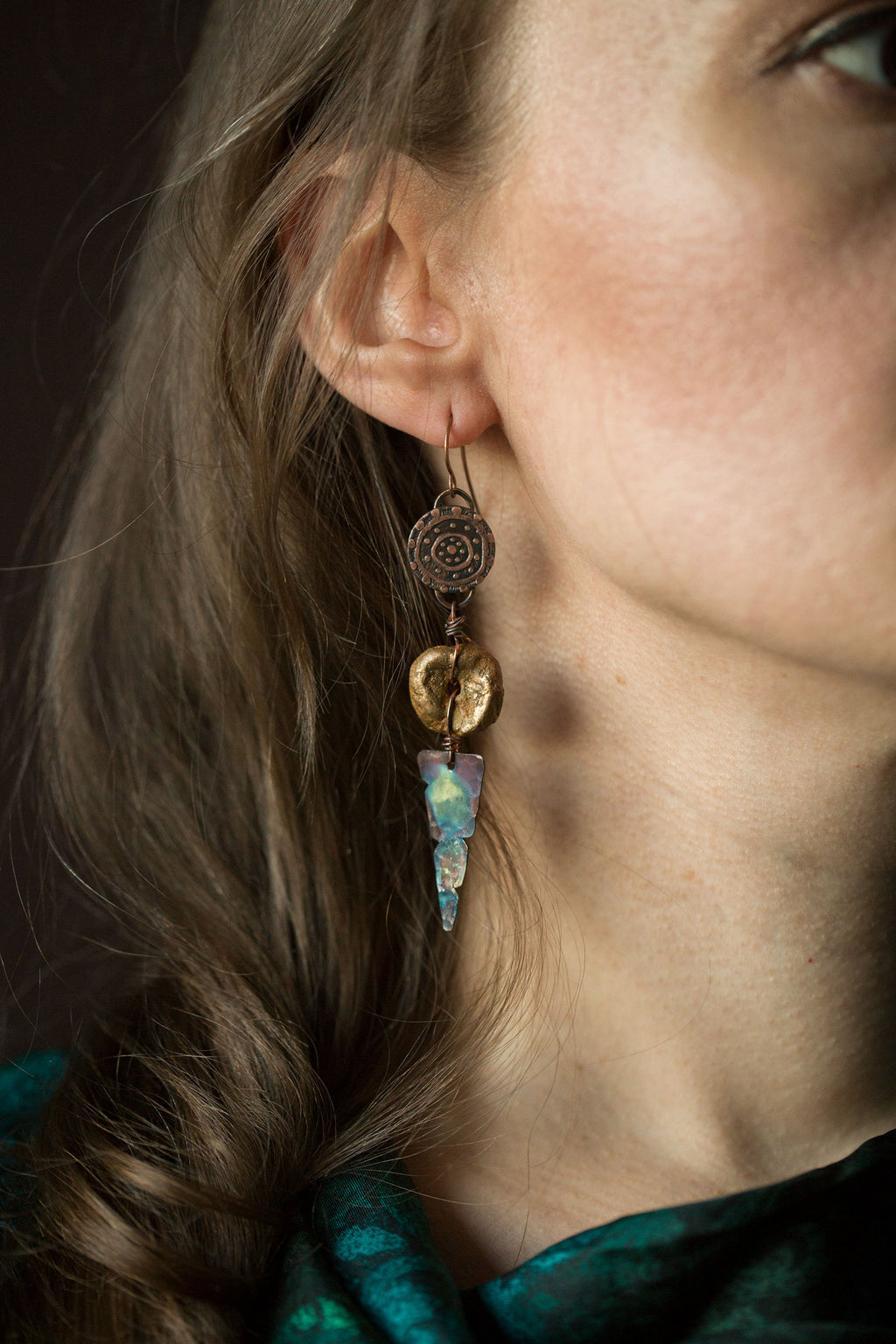 Kolczyki etniczne z glinianym rudo-złotym koralikiem i niebieską patyną