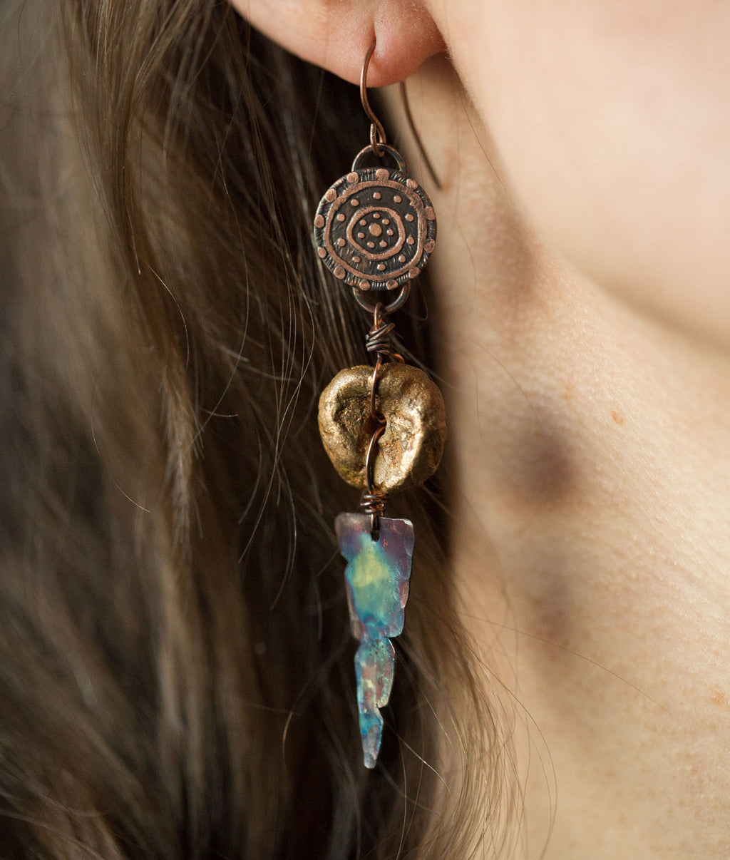 Kolczyki etniczne z glinianym żółto-złotym koralikiem i niebieską patyną