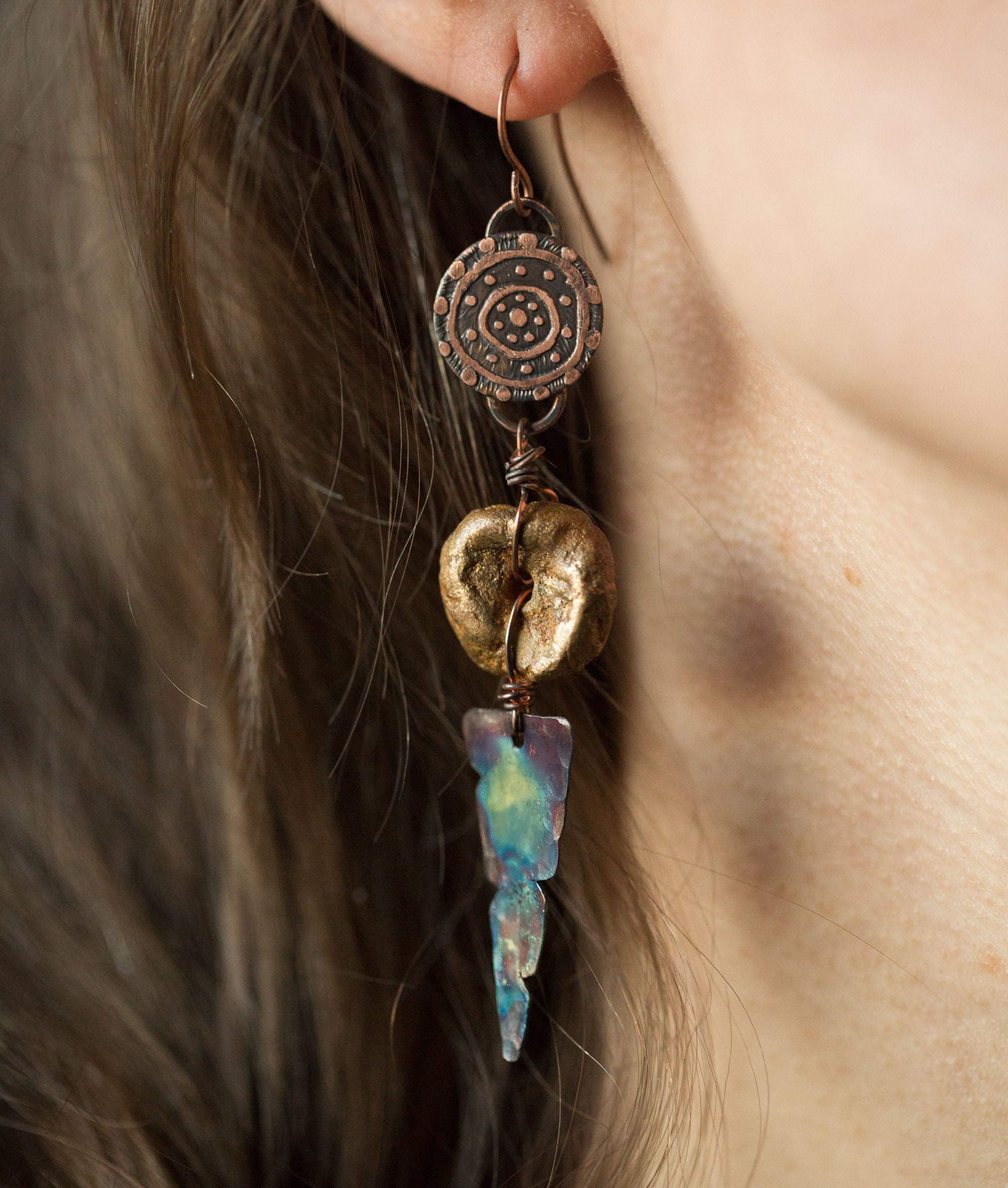 Kolczyki etniczne z glinianym żółto-złotym koralikiem i niebieską patyną