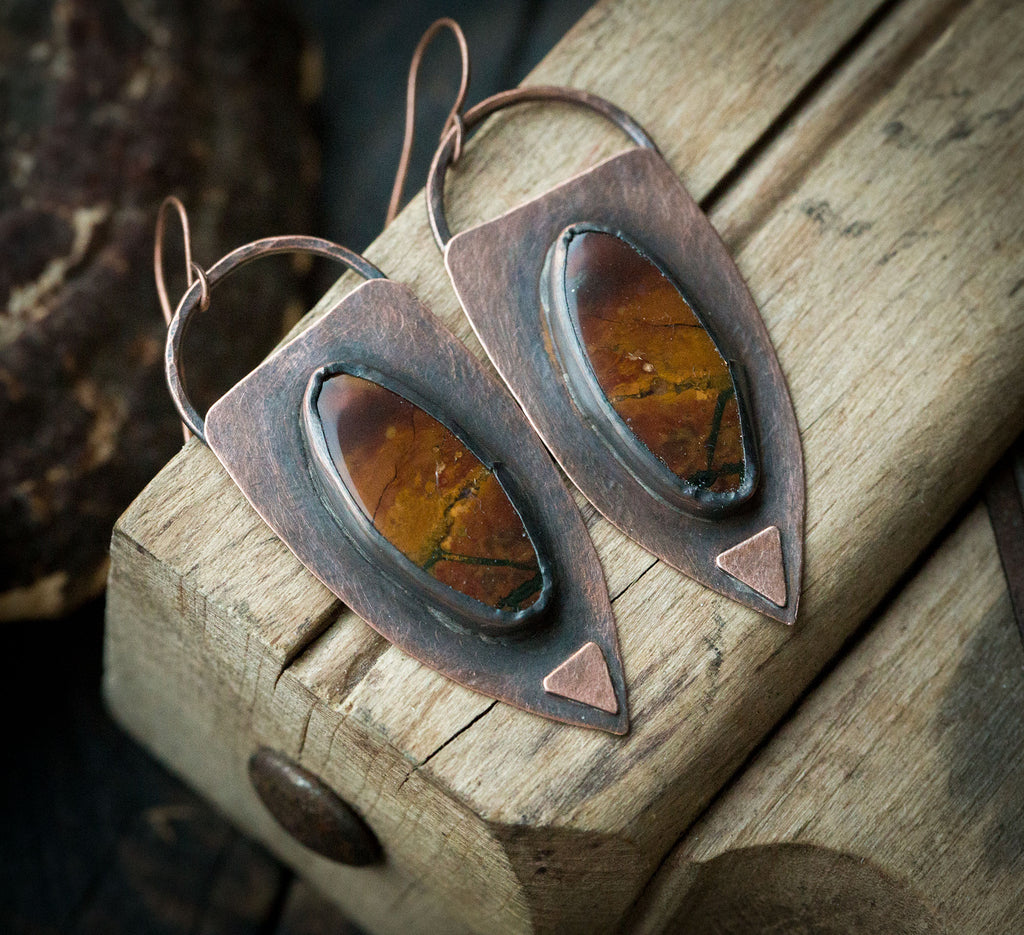 Etniczne kolczyki z brązowymi jaspisami, kolczyki w surowym stylu