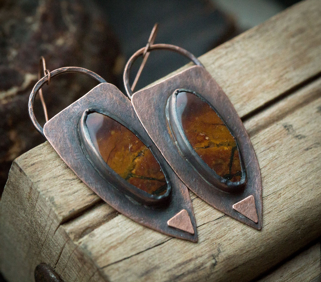 Etniczne kolczyki z brązowymi jaspisami, kolczyki w surowym stylu