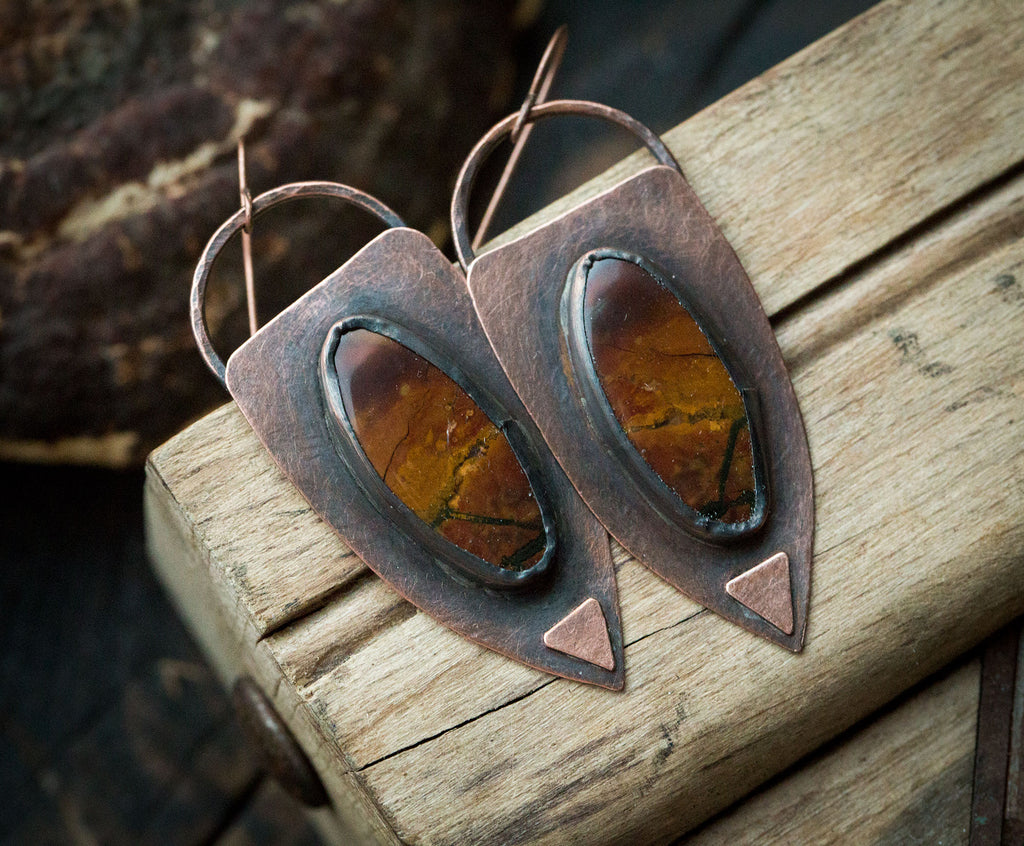 Etniczne kolczyki z brązowymi jaspisami, kolczyki w surowym stylu